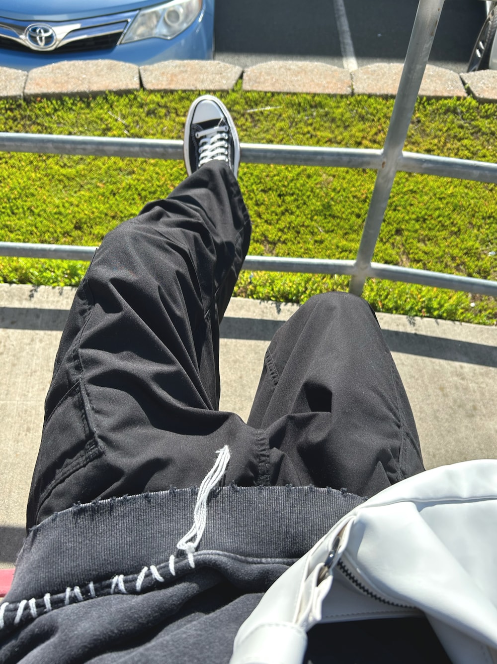 「Sunnyday、simple、monochrome、sweatshirt、cargo pants、shoulderbag、serace、SERACE、GU、converse、SBG、california」｜「SERACEの【SERACE】Heavy weight vintage pigment damage stitch sweat / ヘビーウェイトヴィンテージピグメントダメージステッチスウェット（スウェット、ブラック系）」を使った、howisjujuさん（メンズ・173cm）の冬コーディネートの1枚目の写真