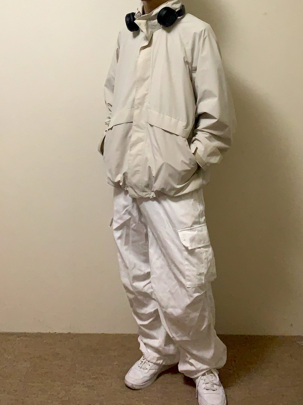 ホワイト系のカーゴパンツ、ホワイト系のブルゾン、ホワイト系のスニーカーを着用したメンズの秋コーディネートの1枚目の写真