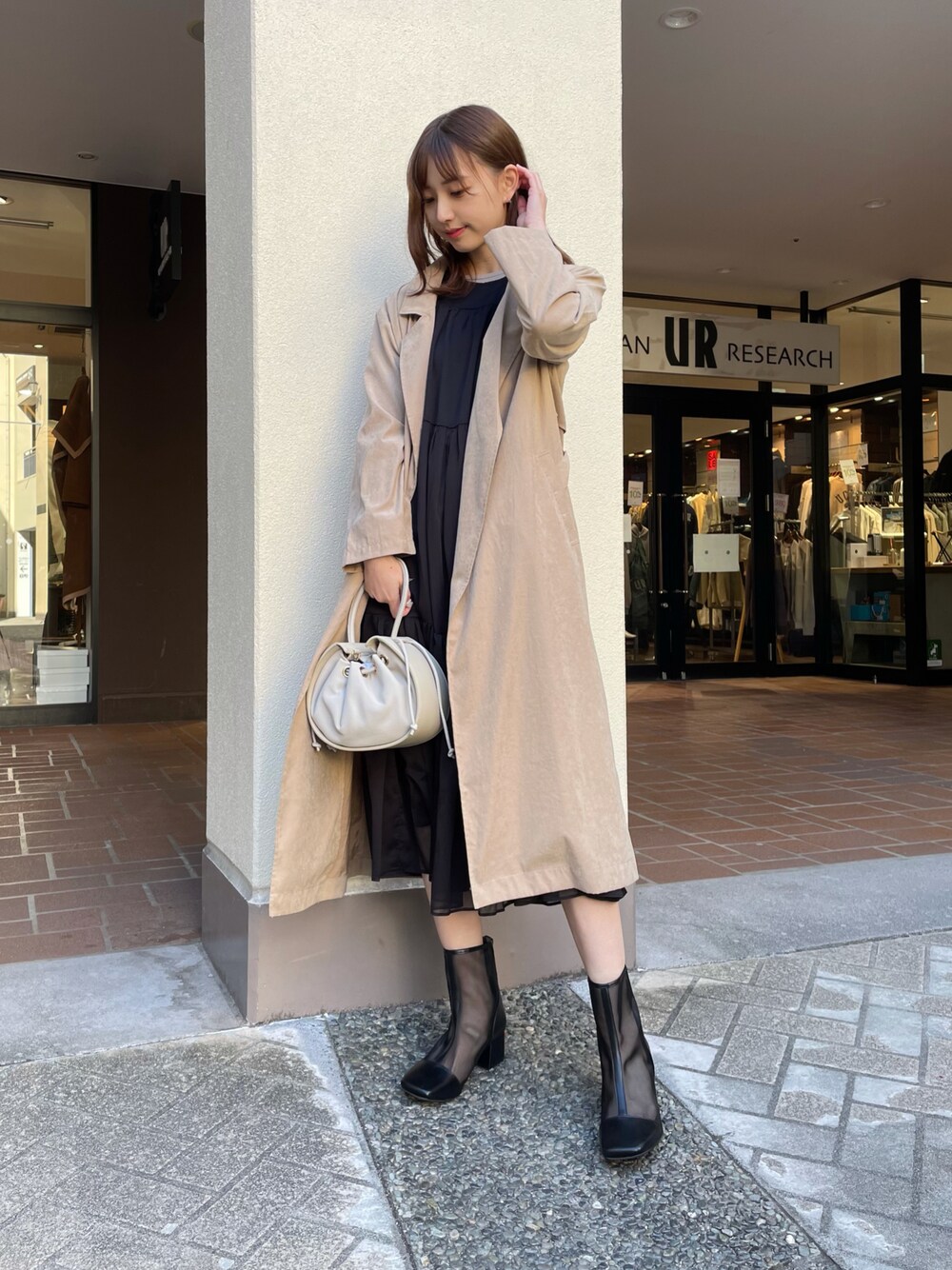 「ワンピース、トレンチコート、チュール、黒、ショートブーツ、結婚式、キレイめ、春、卒業式、ミニバッグ」｜「ITEMS URBANRESEARCHのキナガシトレンチコート（トレンチコート、ブルー系）」を使った、mokaさん（レディース・165cm）の冬コーディネートの1枚目の写真