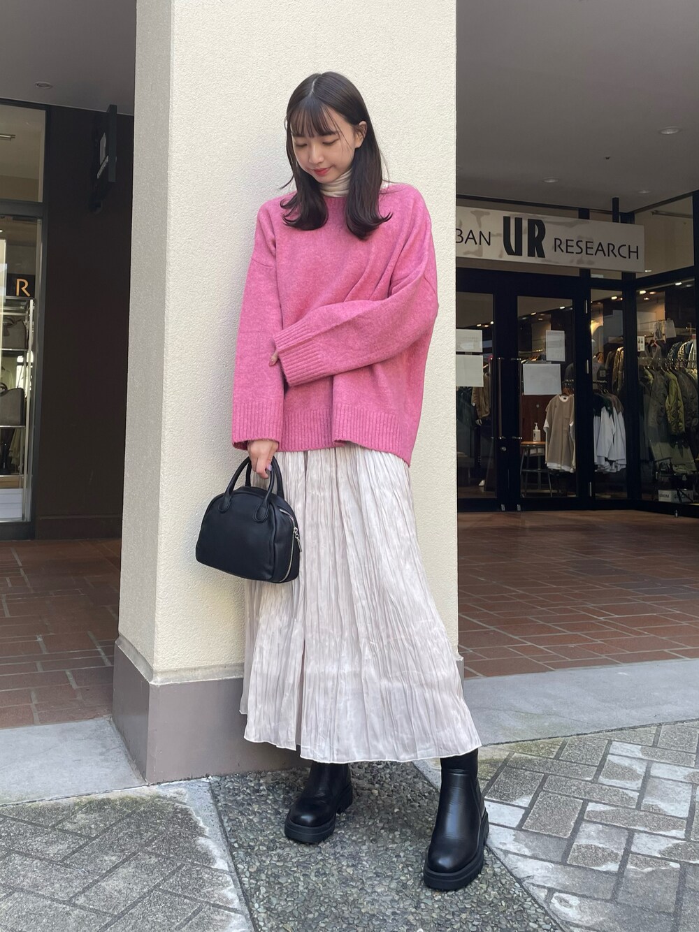 「ビッグシルエット、冬コーデ、レイヤードスタイル、休日スタイル、お出かけコーデ、ボストンバッグ、厚底シューズ、大人女子、ゆるコーデ、未来のWEARISTAプロジェクト、マイベストコーデ2022」｜「ITEMS URBANRESEARCHの『一部WEB限定カラー』バック編みニット（ニット/セーター、ピンク系）」を使った、mokaさん（レディース・165cm）の秋コーディネートの1枚目の写真
