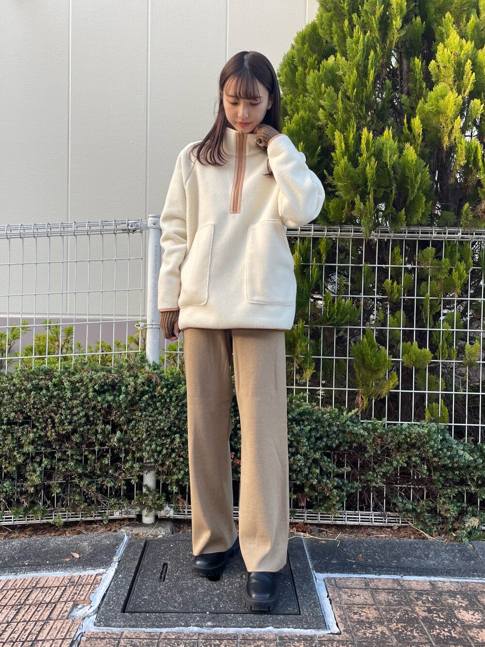 「ワイドパンツ、ニットパンツ、ハーフジップ、フリース、休日スタイル、あったかコーデ、冬コーデ、アームウォーマー」｜「ITEMS URBANRESEARCHのフリース ハーフZIPハイネックプルオーバー（その他トップス、ホワイト系）」を使った、mokaさん（レディース・165cm）の冬コーディネートの1枚目の写真