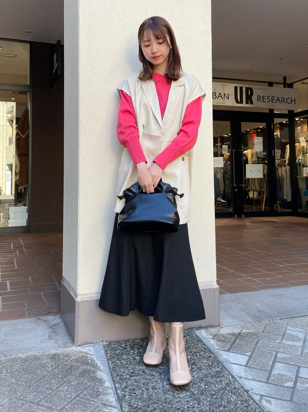 「ピンク、ショルダーバッグ、ベスト、ショートブーツ、カラーニット、大人カジュアル、ジレ、春、マーメイドスカート、高身長女子、スクエアトゥ」｜「ITEMS URBANRESEARCHのPU3wayショルダー（ショルダーバッグ、ブラック系）」を使った、mokaさん（レディース・165cm）の冬コーディネートの1枚目の写真