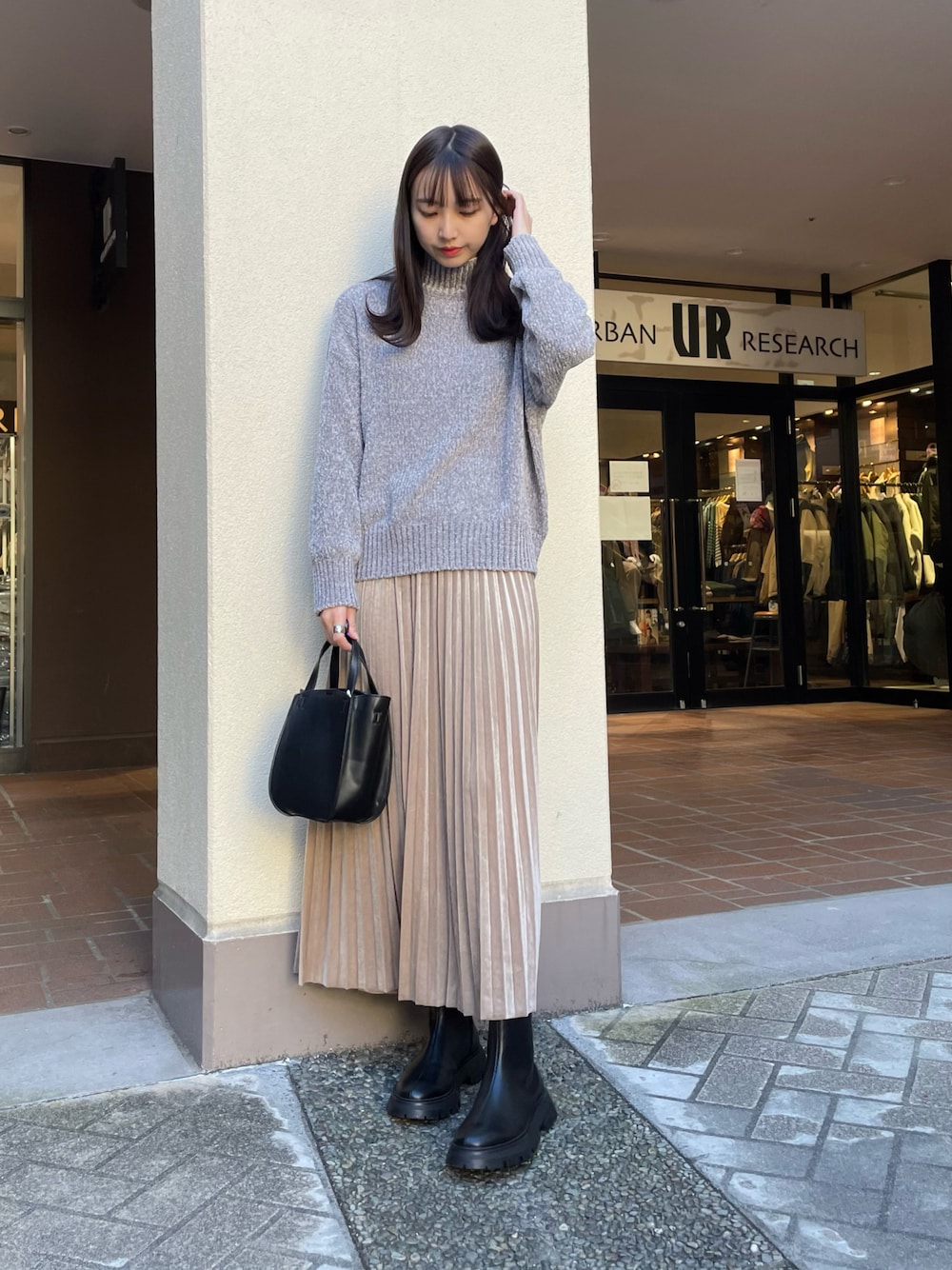 「ニット、プリーツスカート、ロングスカート、厚底シューズ、冬コーデ、ハンドバッグ、きれいめカジュアル、シンプル、大人可愛い、高身長女子」｜「URBAN RESEARCH Sonny Labelのチューリップ型ショルダーバッグ（ショルダーバッグ、ブラック系）」を使った、mokaさん（レディース・165cm）の冬コーディネートの1枚目の写真