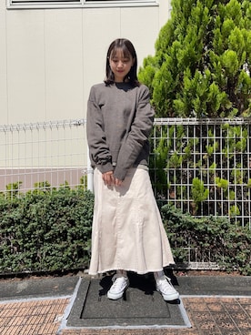 「アイテム（デニムスカート、ホワイト系）」を使った、mokaさん（レディース・165cm）の秋コーディネート