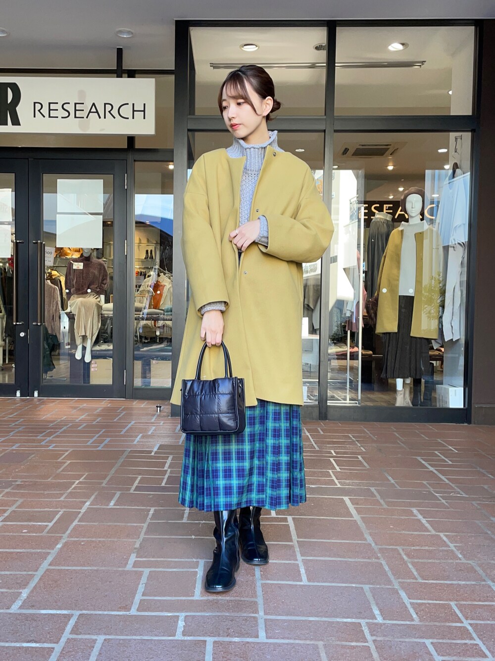 「冬コーデ、ロングブーツ、ロングスカート、ノーカラーコート、マスタード、チェックスカート、おでかけ、ハイネックニット、ミニバッグ、チェック柄に恋してる」｜「ITEMS URBANRESEARCHのキルティングバッグ（ショルダーバッグ、ブラック系）」を使った、mokaさん（レディース・165cm）の秋コーディネートの1枚目の写真