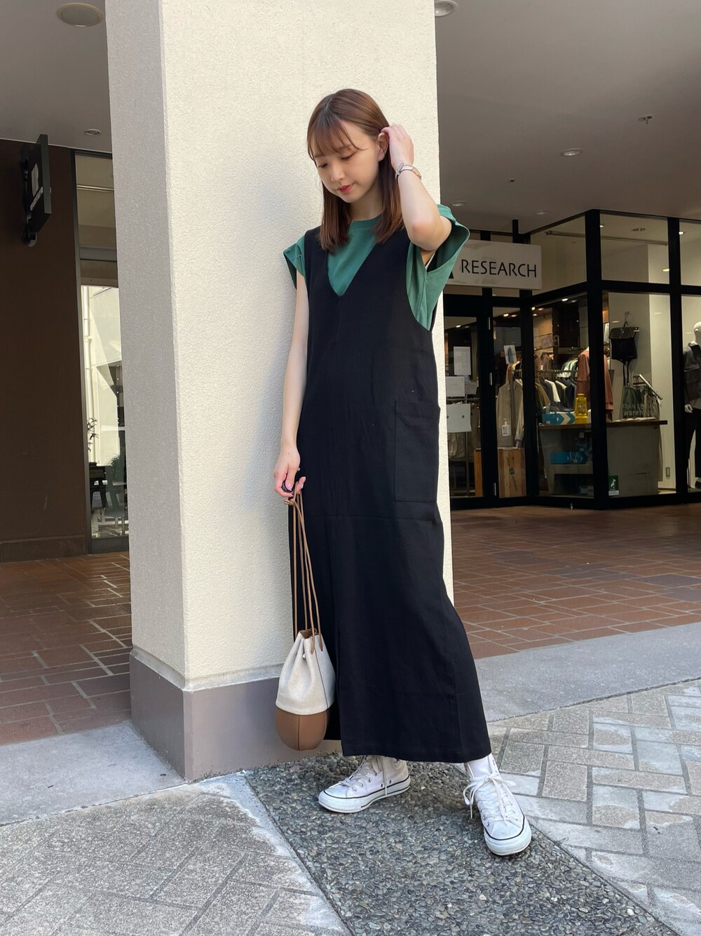 「ジャンパースカート、アウトドアスタイル、お出かけコーデ、休日スタイル、Tシャツ、ハイカットスニーカー、ミニバッグ、夏コーデ、カラーコーデ、大人カジュアル、グリーン、ごきげんウィーク、コンバース、ゆるコーデ」｜「CONVERSEのアイテム（スニーカー、ホワイト系）」を使った、mokaさん（レディース・165cm）の春コーディネートの1枚目の写真