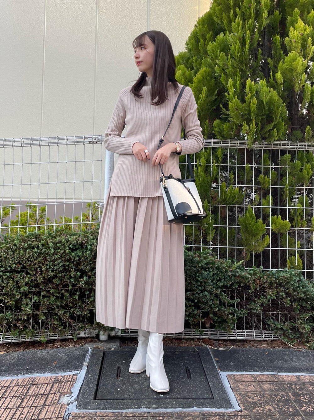 「ニット、セットアップ、ショルダーバッグ、ニットスカート、プリーツスカート、きれいめカジュアル、通勤コーデ、オフィスカジュアル、淡色コーデ、オトナカジュアル」｜「ITEMS URBANRESEARCHのサイドスリットリブニット（ニット/セーター、グレー系）」を使った、mokaさん（レディース・165cm）の秋コーディネートの1枚目の写真