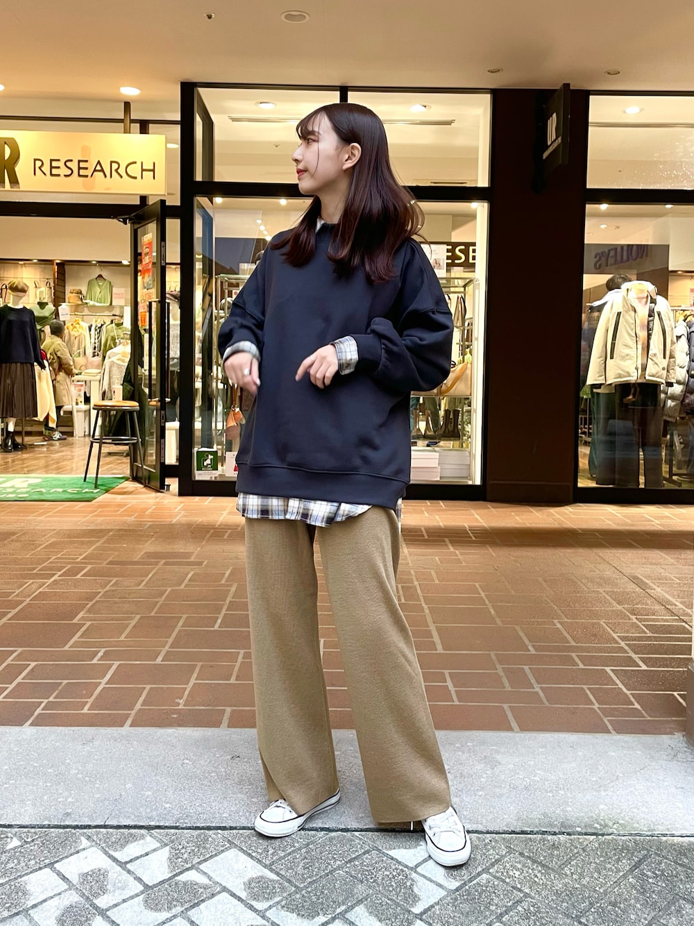 「スウェット、コンバース、ビッグシルエット、チェックシャツ、冬コーデ、レイヤードスタイル、ワイドパンツ、高身長女子、マイベストコーデ2022」｜「ITEMS URBANRESEARCHの裏起毛モックネックスウェット（Tシャツ/カットソー、グレー系）」を使った、mokaさん（レディース・165cm）の冬コーディネートの1枚目の写真
