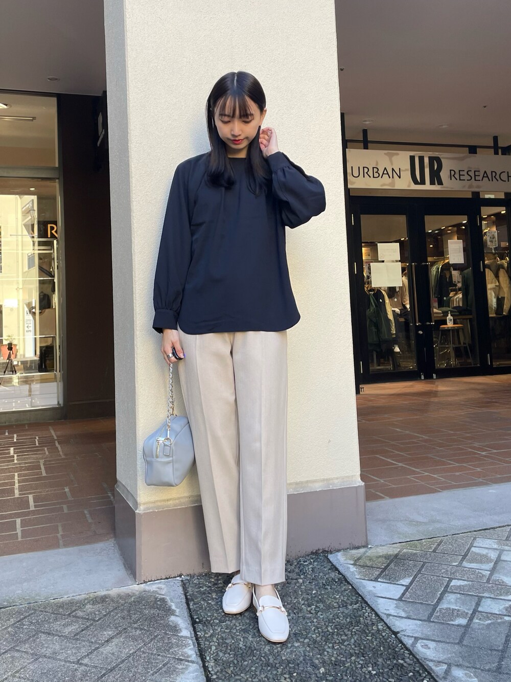「結婚式、お呼ばれスタイル、キレイめ、テーパードパンツ、ブラウス、ハンドバッグ、ローファー、通勤コーデ、オフィスカジュアル、シンプルコーデ」｜「URBAN RESEARCH Sonny Labelの2WAYミニスクエアショルダーバッグ（ショルダーバッグ、ブルー系）」を使った、mokaさん（レディース・165cm）の冬コーディネートの1枚目の写真