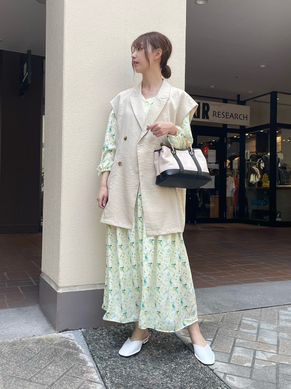 「結婚式、きれいめカジュアル、ワンピース、ジレ、ロングワンピース、ハンドバッグ、トートバッグ、ミュール、オトナ女子、大人コーデ、高身長女子」｜「ITEMS URBANRESEARCHのスクエアミュール（その他シューズ、ホワイト系）」を使った、mokaさん（レディース・165cm）の春コーディネートの1枚目の写真