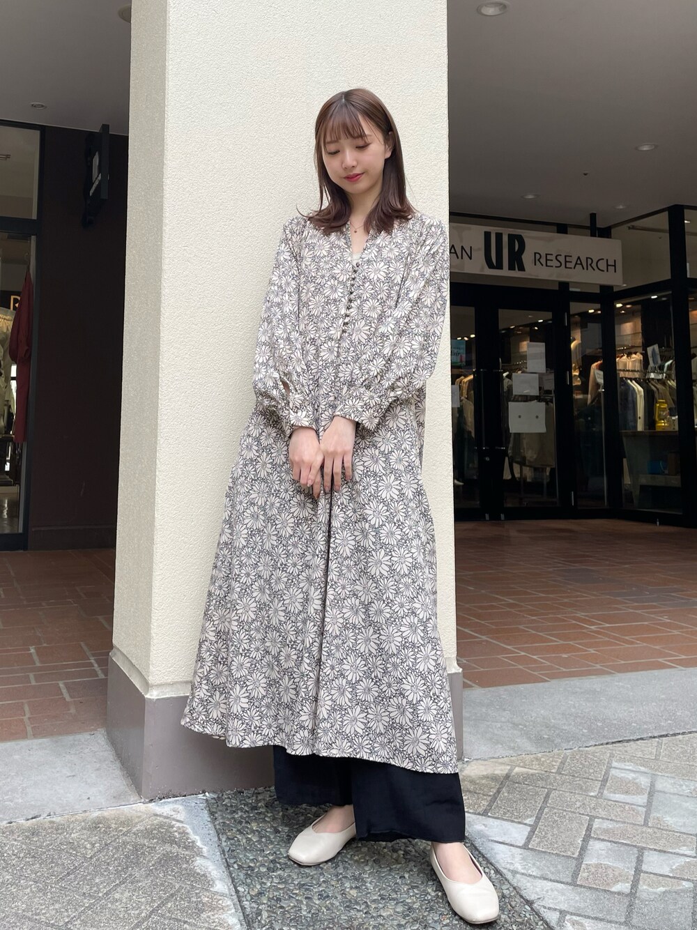 「花柄、ロングワンピース、春コーデ、レイヤードスタイル、ゆるコーデ、春夏コーデ、カジュアルコーデ、はじめましてコーデ、シンプル、休日スタイル、ボリューム袖、ラクチンコーデ」｜「ITEMS URBANRESEARCHの花柄ラグランワンピース（ワンピース、ベージュ系）」を使った、mokaさん（レディース・165cm）の春コーディネートの1枚目の写真