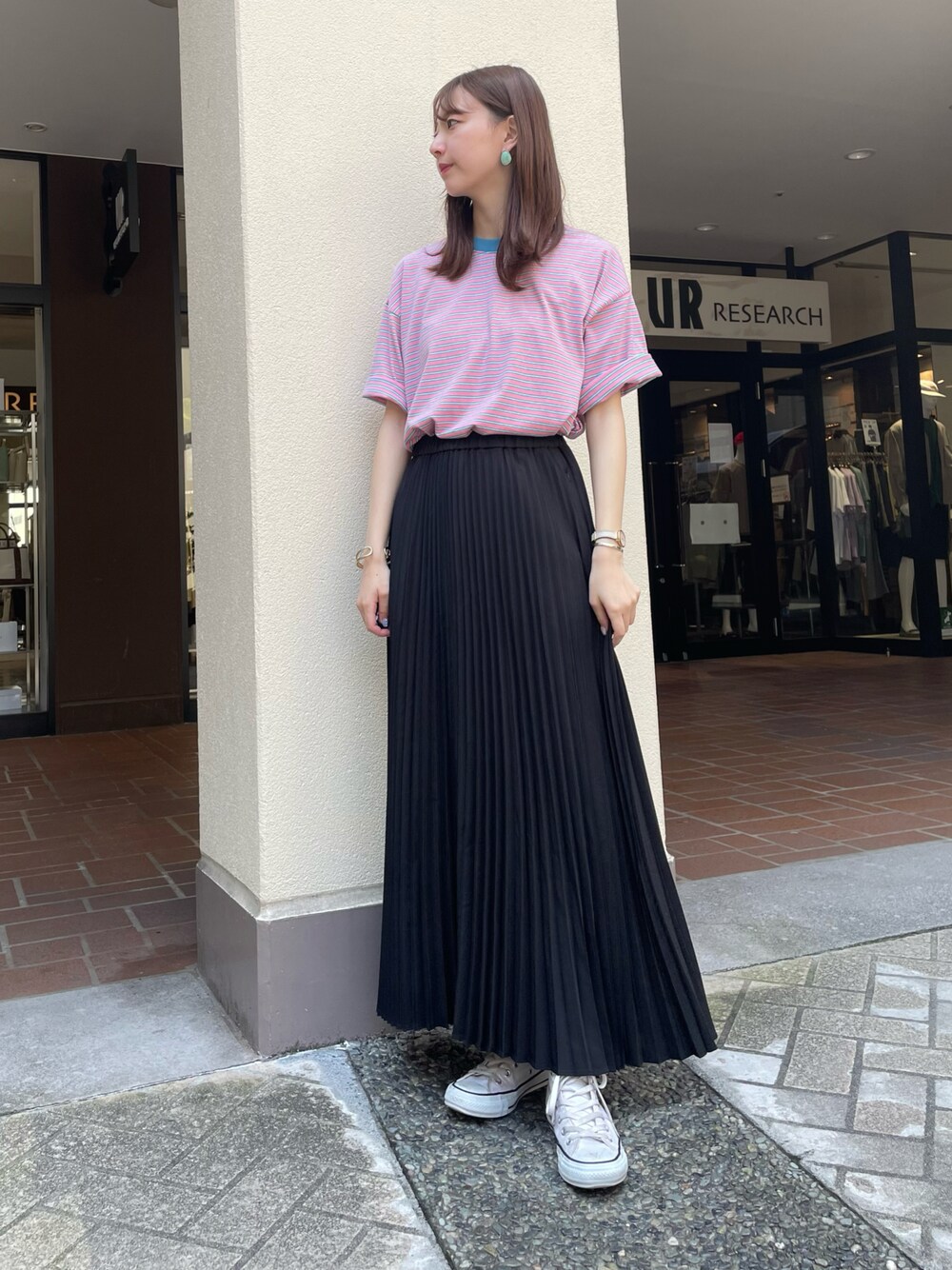 「スニーカー、ボーダー、アウトドアスタイル、ロングスカート、プチプラ、プリーツスカート、楽チンコーデ、夏コーデ、通学コーデ、夏セールで買いました、夏だ！Tシャツ着よう！」｜「UiscelのUiscel　アシンメトリープリーツマキシスカート（スカート、ブラック系）」を使った、mokaさん（レディース・165cm）の夏コーディネートの1枚目の写真