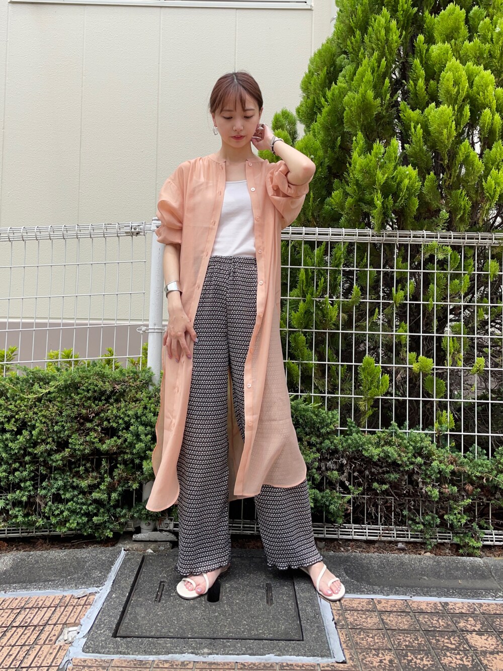 「今日のコーデ、楽チンコーデ、休日スタイル、夏、シアーシャツ、抜け感、大人カジュアル、シアーワンピース、サンダル」｜「ITEMS URBANRESEARCHのガライージープリーツパンツ（その他パンツ、ブラック系）」を使った、mokaさん（レディース・165cm）の夏コーディネートの1枚目の写真
