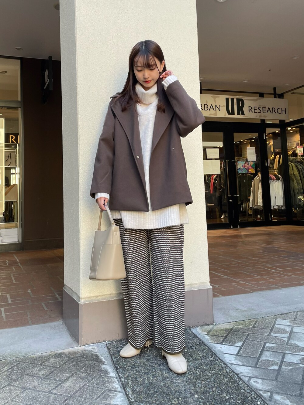 「ジャケット、トートバッグ、ビッグシルエット、冬コーデ、タートルネック、休日スタイル、ニットパンツ、きれいめカジュアル、高身長女子」｜「SENSE OF PLACE by URBAN RESEARCHの2WAYアウトポケットミニトートバッグ（トートバッグ、ベージュ系）」を使った、mokaさん（レディース・165cm）の冬コーディネートの1枚目の写真