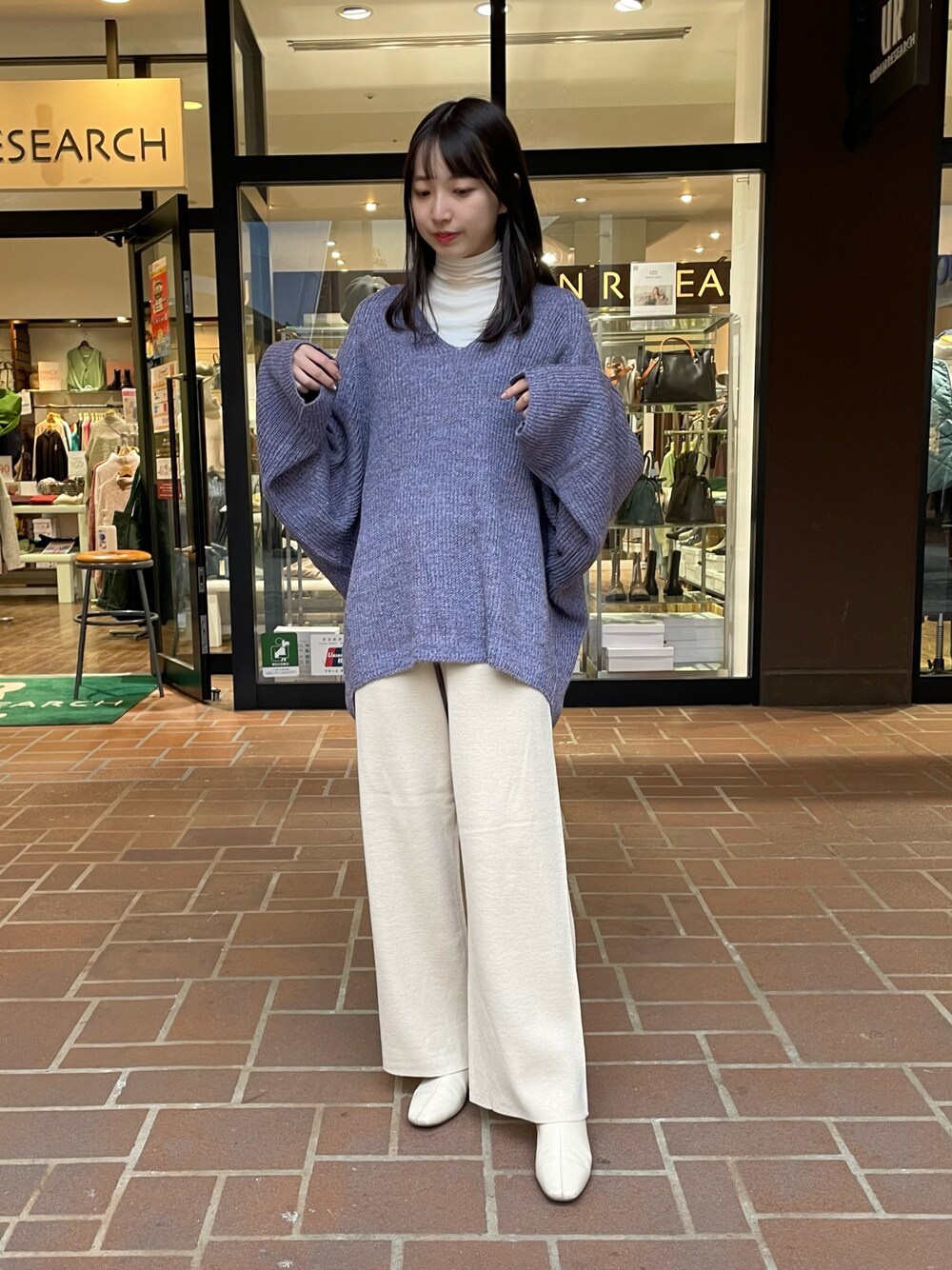 「ゆるコーデ、淡色コーデ、ニット、ニットパンツ、レイヤードスタイル、きれいめカジュアル、シンプルコーデ、シャギーニット」｜「ITEMS URBANRESEARCHのアイテム（パンツ、ホワイト系）」を使った、mokaさん（レディース・165cm）の秋コーディネートの1枚目の写真