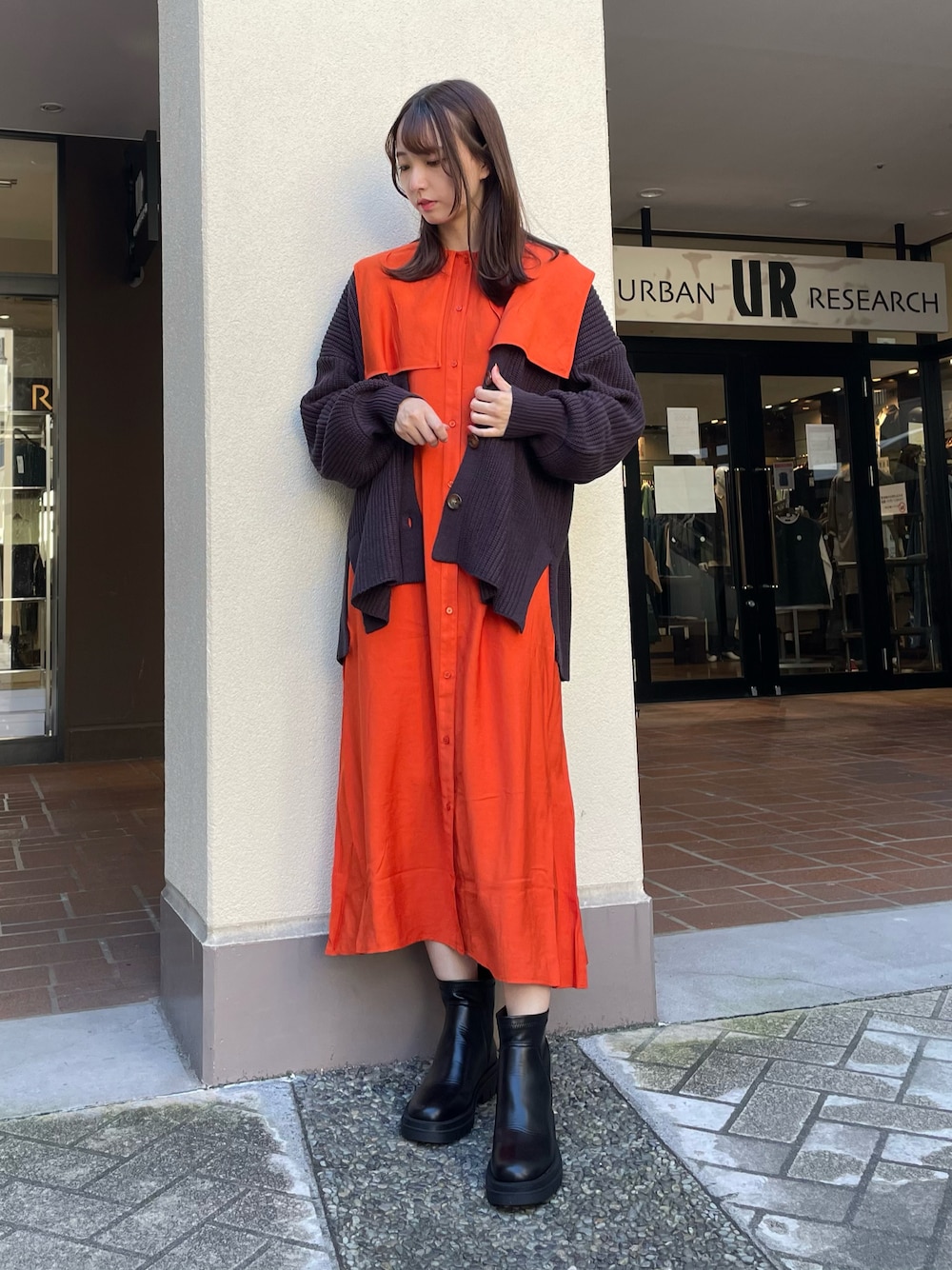 「カーディガン、ビッグシルエット、ハロウィン、ショートブーツ、プチプラ、きれいめカジュアル、ロングワンピース、ビッグカラー、Coming soon…、秋ルック紹介するよ、厚底シューズ、WEARハロウィン2022」｜「ITEMS URBANRESEARCHのカタアゼボリュームニットカーディガン（カーディガン/ボレロ、パープル系）」を使った、mokaさん（レディース・165cm）の秋コーディネートの1枚目の写真