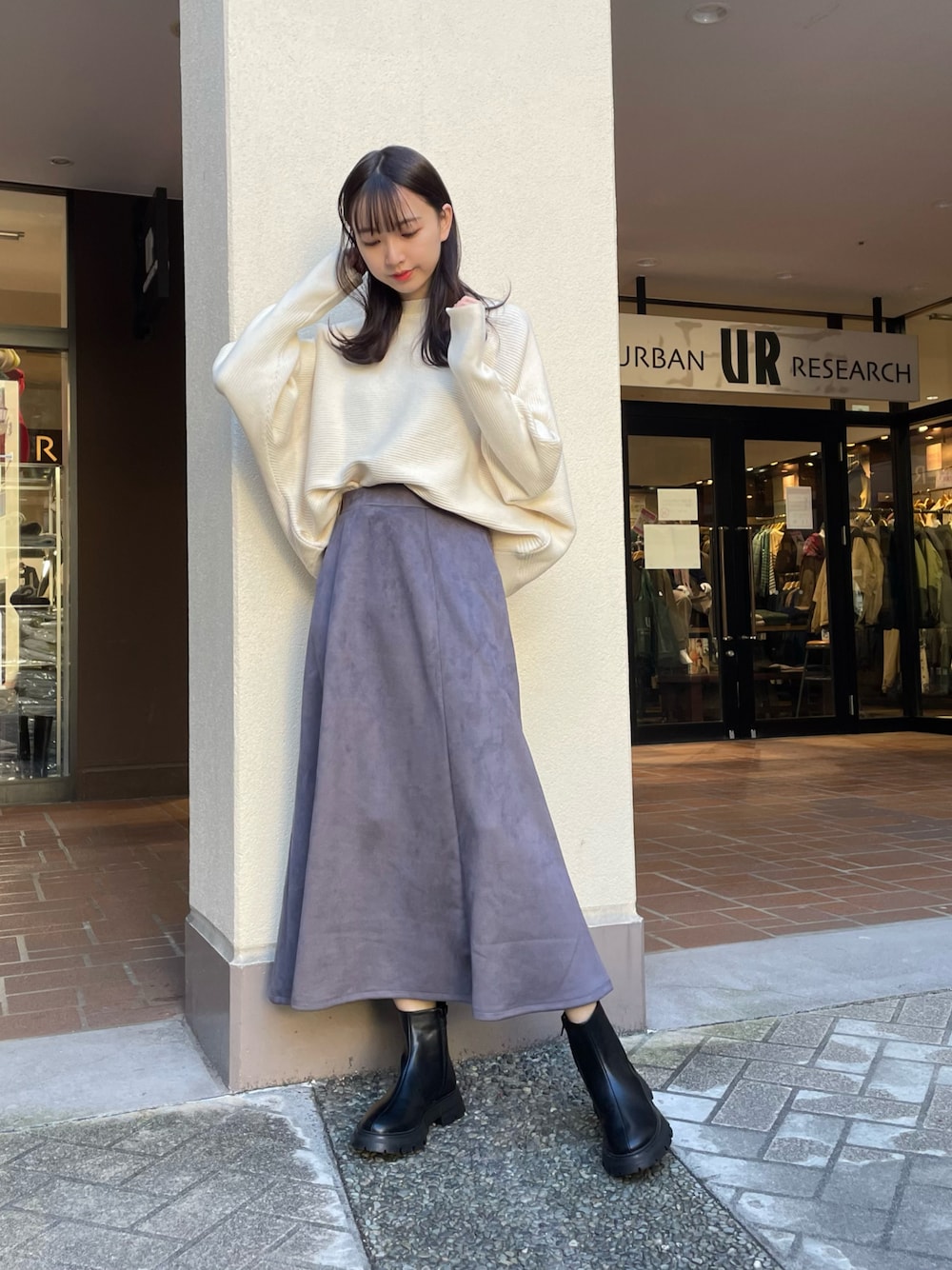 「休日スタイル、ロングスカート、マーメイドスカート、今日のコーデ、厚底シューズ、大人女子、高身長女子、骨格ウェーブ」｜「ITEMS URBANRESEARCHのフェイクスエードタックフレアスカート（スカート、ブルー系）」を使った、mokaさん（レディース・165cm）の冬コーディネートの1枚目の写真
