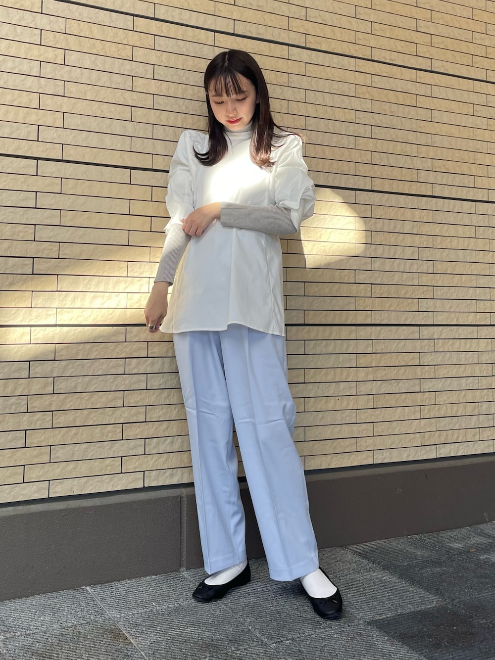 「ニット、カラーパンツ、レイヤードスタイル、プチプラ、きれいめカジュアル、淡色コーデ、秋冬コーデ、骨格ウェーブ」｜「KBFのセンタープレスWIDEスラックス（スラックス、パープル系）」を使った、mokaさん（レディース・165cm）の秋コーディネートの1枚目の写真