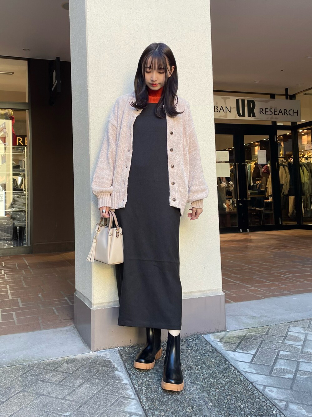 「シンプルコーデ、冬コーデ、キャミワンピース、厚底シューズ、ハンドバッグ、カーディガン、ニット、休日スタイル、きれいめカジュアル、高身長女子」｜「ITEMS URBANRESEARCHのベロアモール2WAYカーディガン（カーディガン/ボレロ、ベージュ系）」を使った、mokaさん（レディース・165cm）の冬コーディネートの1枚目の写真