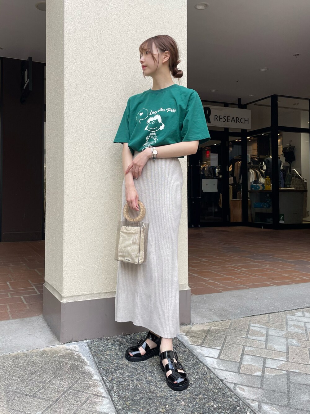 「ごきげんウィーク、カジュアル、ラフ、ニットスカート、グルカサンダル、クリアバッグ、お出かけコーデ、グリーン、オーバーサイズ、カラー×コーデ、タイトスカート、ロゴT、カラーTシャツ、厚底シューズ」｜「ITEMS URBANRESEARCHのグルカサンダル（サンダル、ブラック系）」を使った、mokaさん（レディース・165cm）の春コーディネートの1枚目の写真