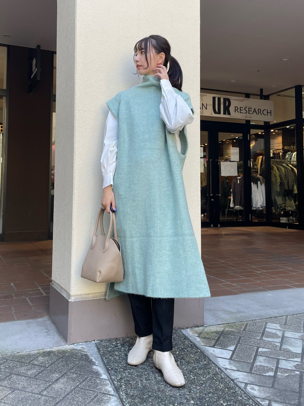 「テーパードパンツ、ニット、ハンドバッグ、ベスト、レイヤードスタイル、大人カジュアル、休日スタイル、きれいめカジュアル、高身長女子」｜「ITEMS URBANRESEARCHのラウンドハンドバッグ（ショルダーバッグ、ベージュ系）」を使った、mokaさん（レディース・165cm）の秋コーディネートの1枚目の写真