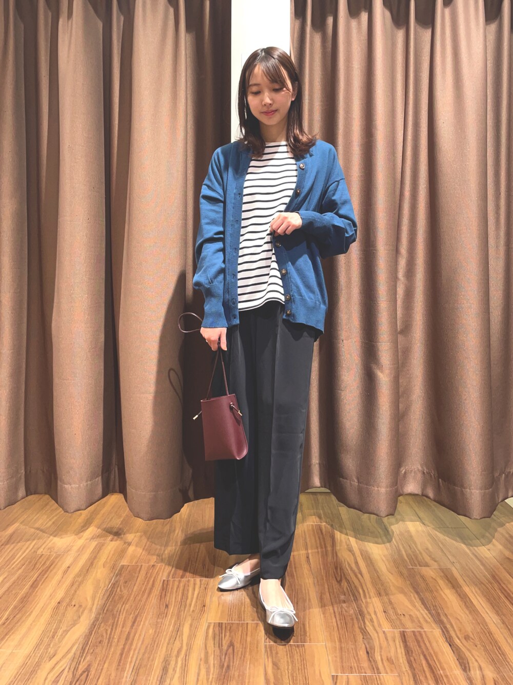 「カーディガン、ボーダー、シンプル、フラットシューズ、バレエシューズ、ストレートパンツ、春コーデ、ミニバッグ、通勤コーデ、オフィスカジュアル」｜「SMELLYのスクエアミニショルダーバッグ（ショルダーバッグ、レッド系）」を使った、mokaさん（レディース・165cm）の冬コーディネートの1枚目の写真