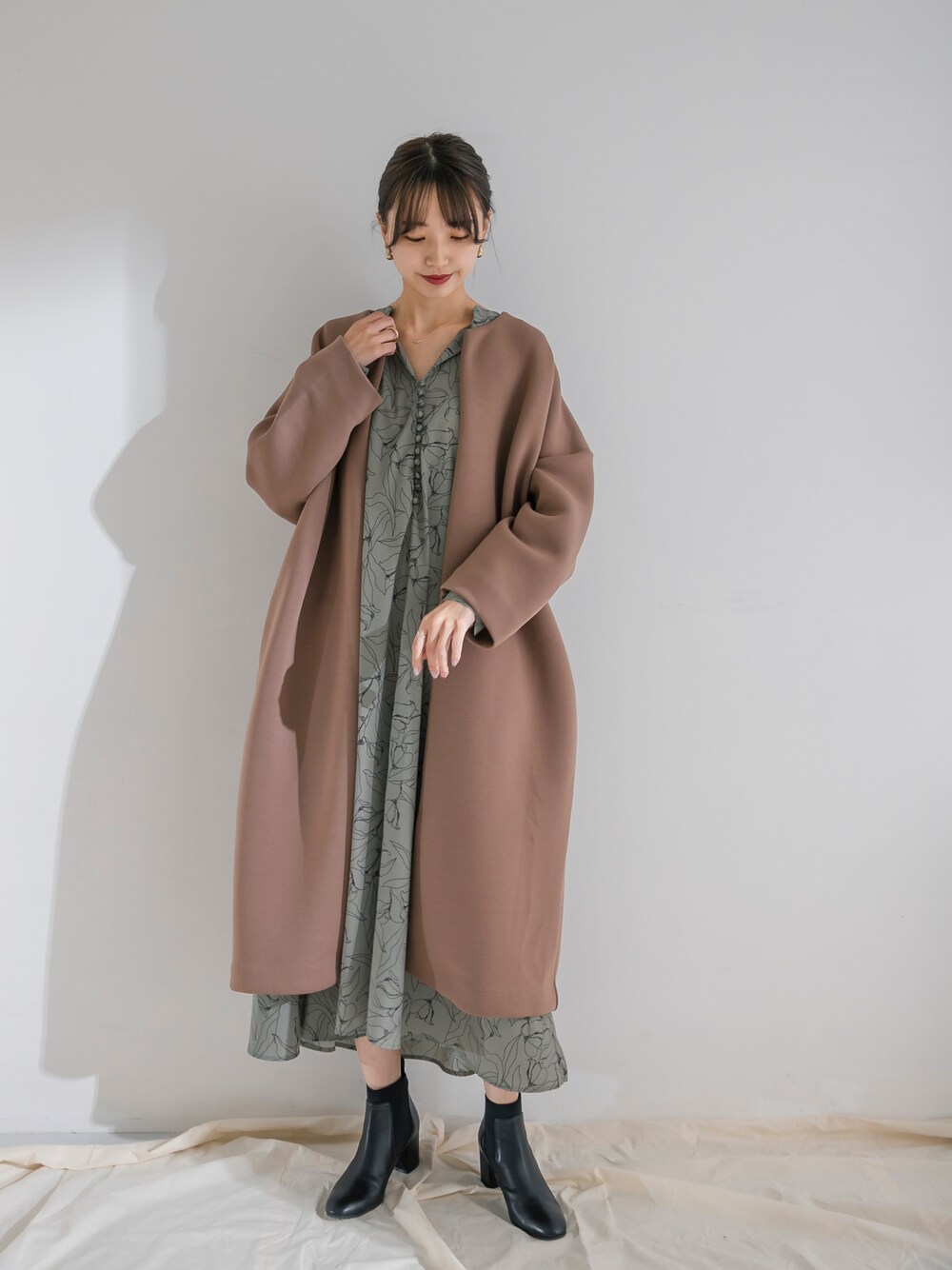 「シンプルコーデ、オトナカジュアル、オトナ女子、冬コーデ、秋服準備はじめました、ノーカラーコート、コート、秋コーデ、きれいめカジュアル、キレイめ、ワンピース、花柄、高身長女子、ブーツ」｜「ITEMS URBANRESEARCHのダンボールノーカラーコート（その他アウター、ブラウン系）」を使った、mokaさん（レディース・165cm）の夏コーディネートの1枚目の写真