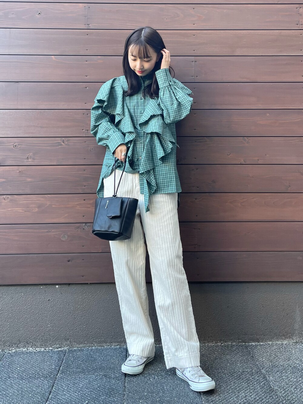 「チェック、スニーカー、ビッグシルエット、ハンドバッグ、休日スタイル、ワイドパンツ、シャツスタイル、高身長女子、秋冬コーデ」｜「ITEMS URBANRESEARCHのコーデュロイワイドパンツ（その他パンツ、ホワイト系）」を使った、mokaさん（レディース・165cm）の秋コーディネートの1枚目の写真