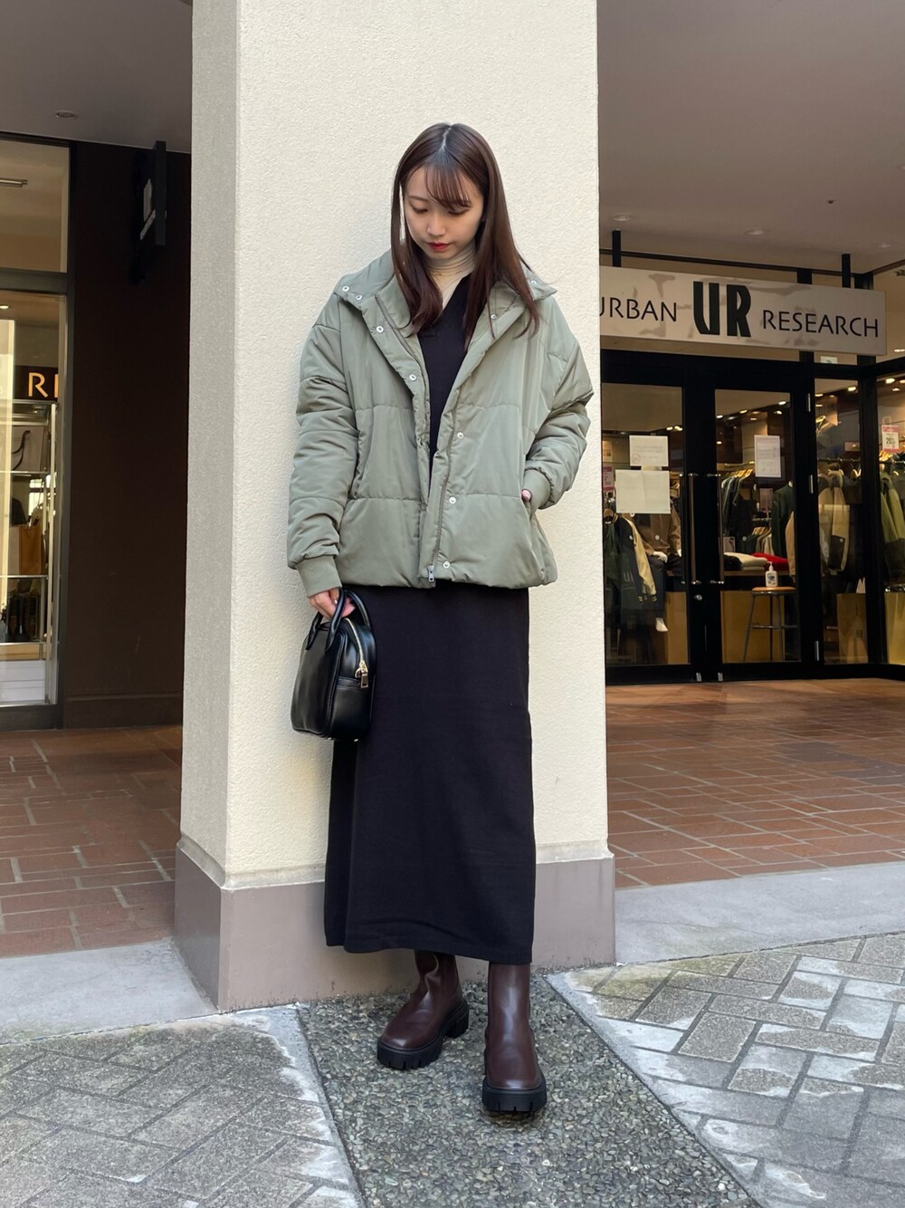 「ブーツスタイル、クリスマスに着たい服、アウター、ニットワンピース、ロングワンピース、レイヤードスタイル、休日スタイル、きれいめカジュアル、マイベストコーデ2022、高身長女子」｜「ITEMS URBANRESEARCHのSORONA中綿スタンドカラージャケット（ダウンジャケット/コート、グリーン系）」を使った、mokaさん（レディース・165cm）の冬コーディネートの1枚目の写真