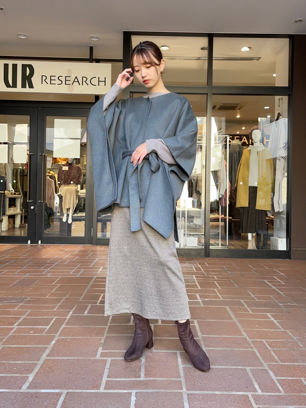 「タイトスカート、ブーツ、ウールコート、ポンチョ、大人カジュアル、リブニット、きれいめカジュアル、大人女子、オトナカジュアル、高身長女子」｜「ITEMS URBANRESEARCHのリバーウールポンチョ（ポンチョ、グリーン系）」を使った、mokaさん（レディース・165cm）の秋コーディネートの1枚目の写真