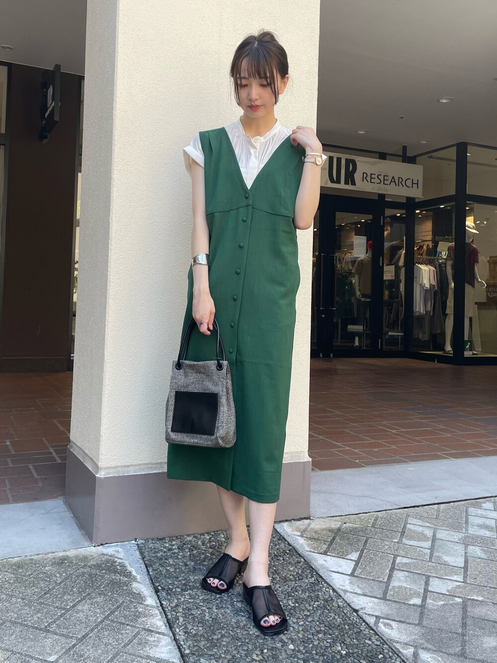 「ブラウス、トートバッグ、グリーン、ジャンパースカート、プチプラ、サンダル、きれいめカジュアル、オフィスカジュアル、スクエアバッグ、スクエアトゥ」｜「SENSE OF PLACE by URBAN RESEARCHのセンターラインシアーチュールミュール（サンダル、ブラック系）」を使った、mokaさん（レディース・165cm）の夏コーディネートの1枚目の写真
