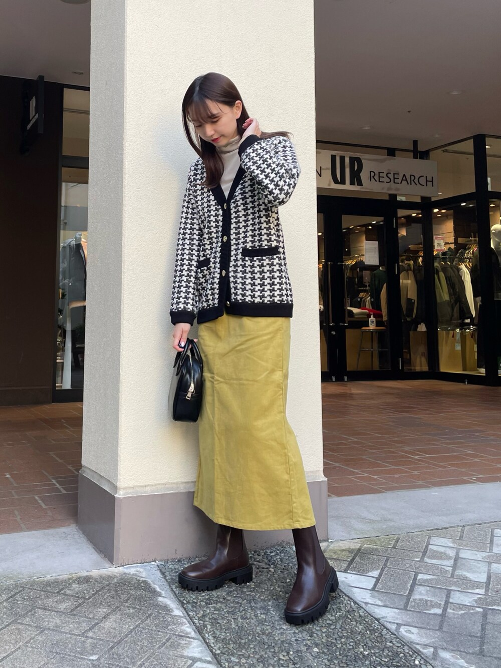 「きれいめカジュアル、コーデュロイ、カーディガン、厚底シューズ、ハンドバッグ、シンプルコーデ、タートルネック、冬コーデ、マイベストコーデ2022、ラクチンコーデ」｜「URBAN RESEARCH Sonny Labelのチドリ柄カーディガン（カーディガン/ボレロ、ブラック系）」を使った、mokaさん（レディース・165cm）の冬コーディネートの1枚目の写真
