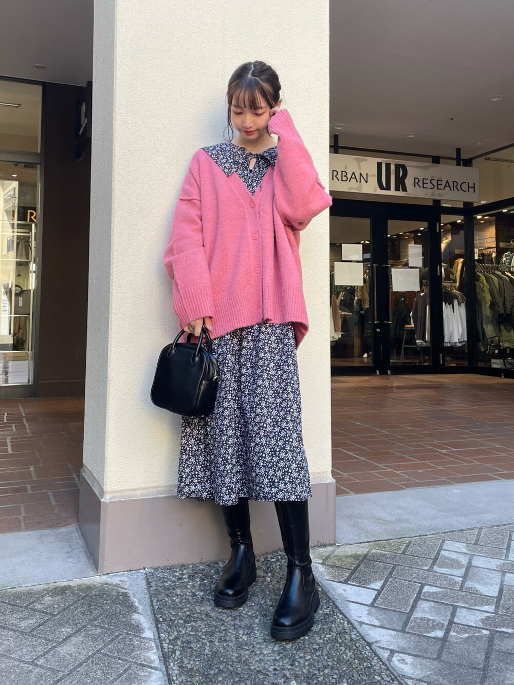 「休日コーデ、カーディガン、ロングブーツ、ワンピース、スクエアバッグ、ハンドバッグ、秋冬コーデ、ニット」｜「SENSE OF PLACE by URBAN RESEARCHのスクエアハンドルボストンバッグ（ボストンバッグ、ブラック系）」を使った、mokaさん（レディース・165cm）の秋コーディネートの1枚目の写真