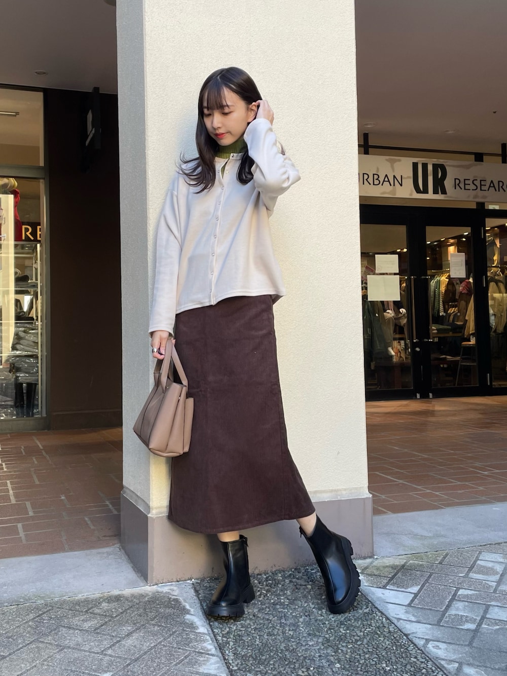 「カジュアル、冬コーデ、休日スタイル、プチプラ、カーディガン、コーデュロイ、ハンドバッグ、大人カジュアル、カラーコーデ、レイヤードスタイル、厚底シューズ」｜「RODE SKOのプチダブルポケットトートバッグ（トートバッグ、グレー系）」を使った、mokaさん（レディース・165cm）の冬コーディネートの1枚目の写真
