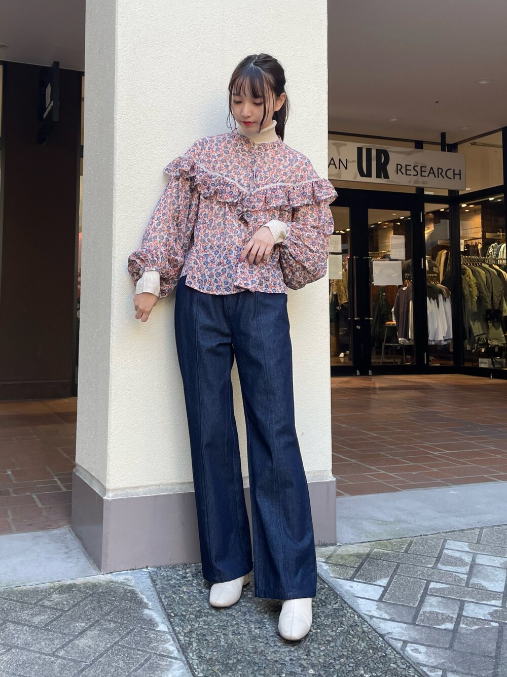 「ニット、デニム、レイヤードスタイル、大人カジュアル、休日スタイル、フレアパンツ、ラクチンコーデ、高身長女子、秋冬コーデ、骨格ウェーブ」｜「ITEMS URBANRESEARCHのセミフレアデニム（デニムパンツ、ブルー系）」を使った、mokaさん（レディース・165cm）の秋コーディネートの1枚目の写真