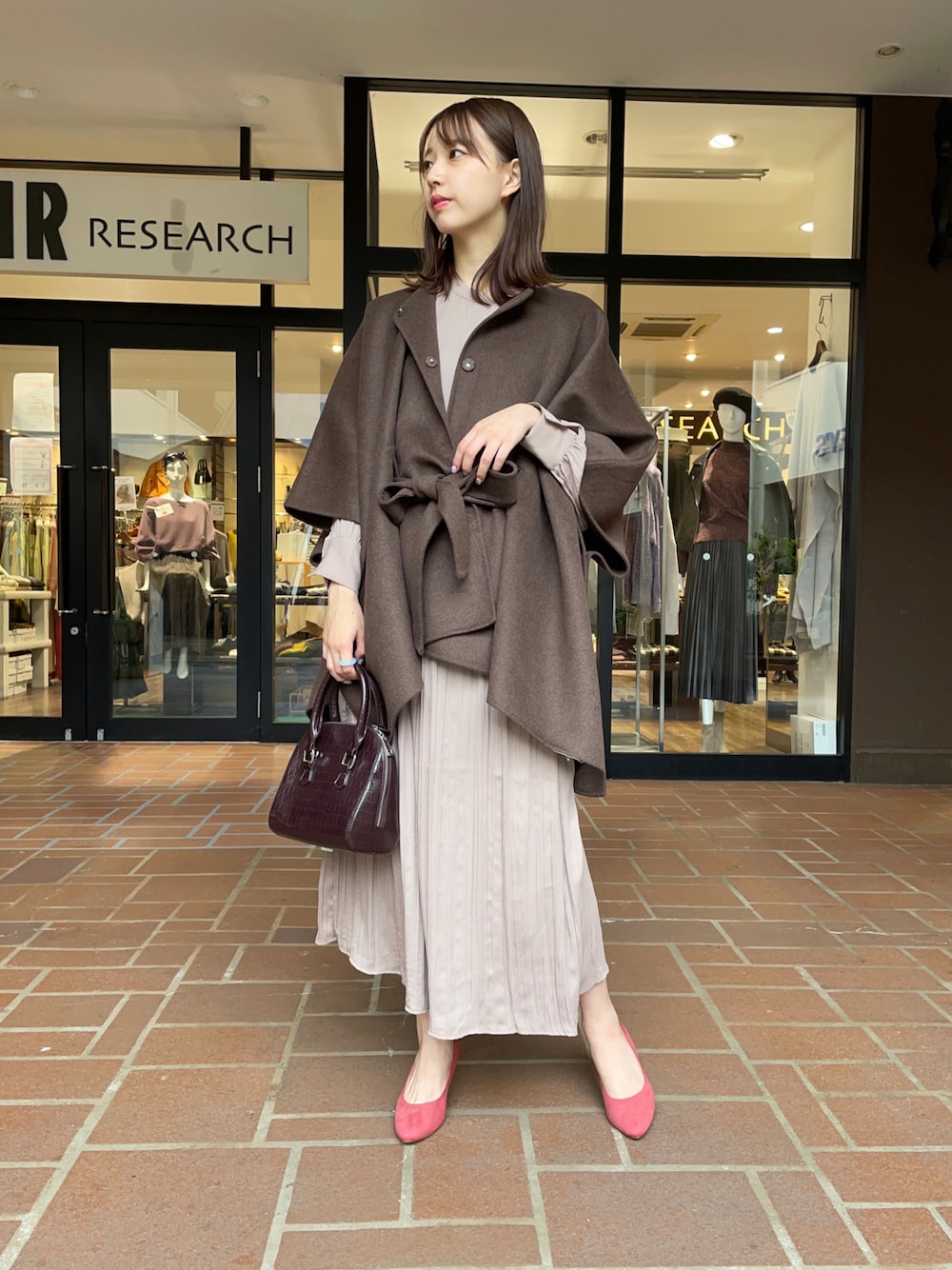 「コート、ワンピース、シンプル、ポンチョ、ブラウン、結婚式、きれいめカジュアル、ミニバッグ、お呼ばれスタイル、プリーツワンピース」｜「ITEMS URBANRESEARCHのクロコラウンドボストンバッグ（ボストンバッグ、ブラウン系）」を使った、mokaさん（レディース・165cm）の秋コーディネートの1枚目の写真