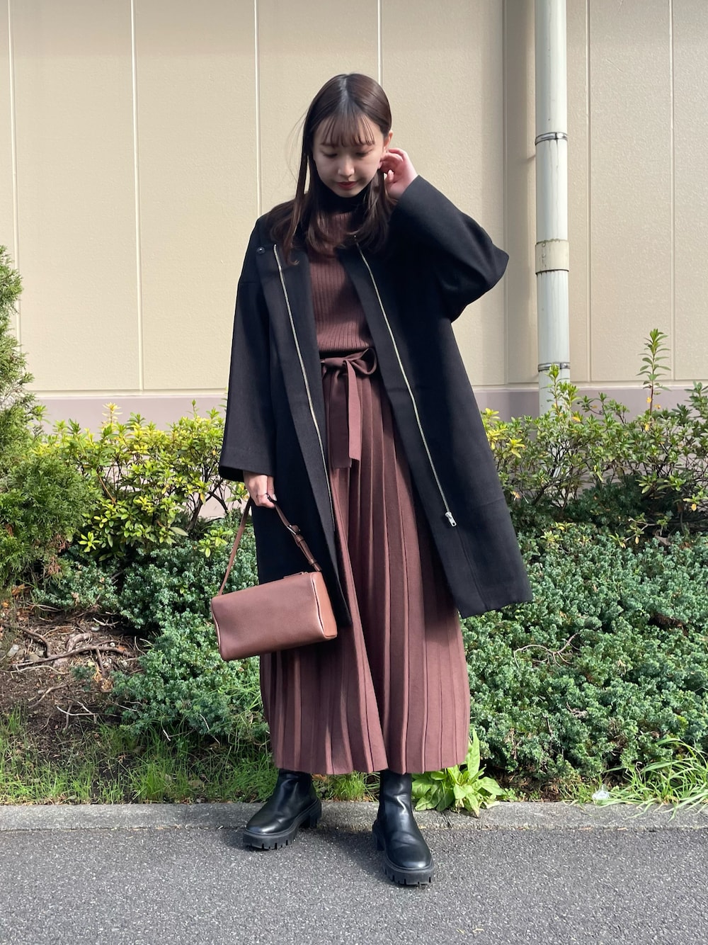 「ニット、セットアップ、ロングコート、休日スタイル、プリーツスカート、ボストンバッグ、きれいめカジュアル、骨格ウェーブ、クリスマスに着たい服、マイベストコーデ2022」｜「ITEMS URBANRESEARCHのプリーツニットスカート（スカート、ブラウン系）」を使った、mokaさん（レディース・165cm）の冬コーディネートの1枚目の写真