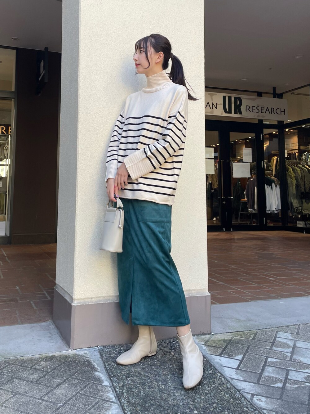 「冬コーデ、ボーダー、未来のWEARISTAプロジェクト、きれいめカジュアル、ミニバッグ、タイトスカート、オトナカジュアル、休日スタイル、淡色コーデ、ニット、スクエアトゥ」｜「ITEMS URBANRESEARCHのフェイクスエードタイトスカート（スカート、グリーン系）」を使った、mokaさん（レディース・165cm）の秋コーディネートの1枚目の写真