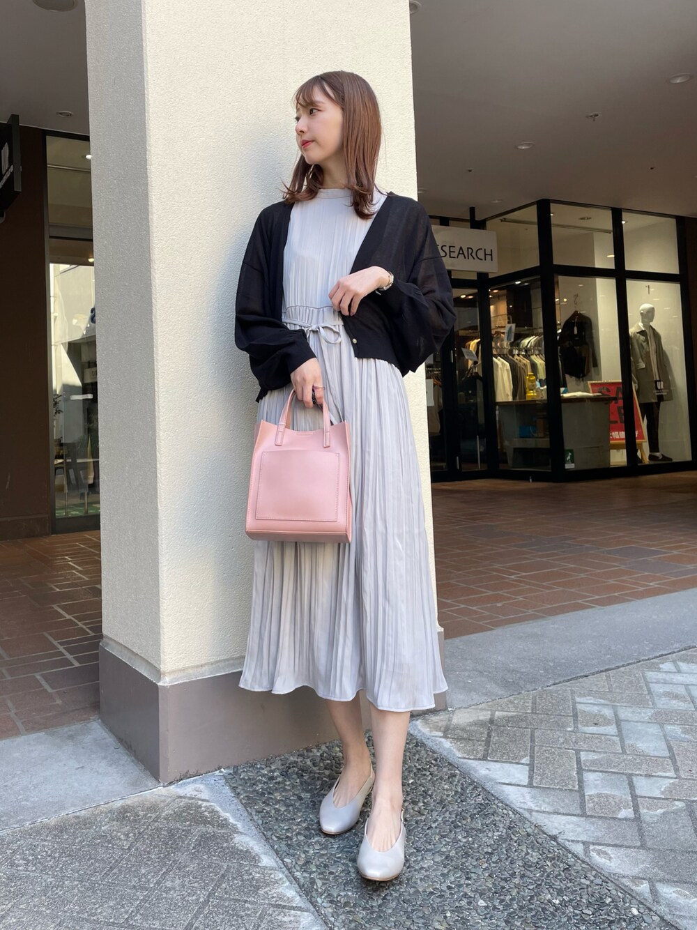 「カーディガン、ワンピース、パンプス、フォーマル、キレイめ、春コーデ、入学式、夏コーデ、入園式、スクエアバッグ」｜「ITEMS URBANRESEARCHのサマーニットカーディガン（カーディガン/ボレロ、ブラック系）」を使った、mokaさん（レディース・165cm）の春コーディネートの1枚目の写真
