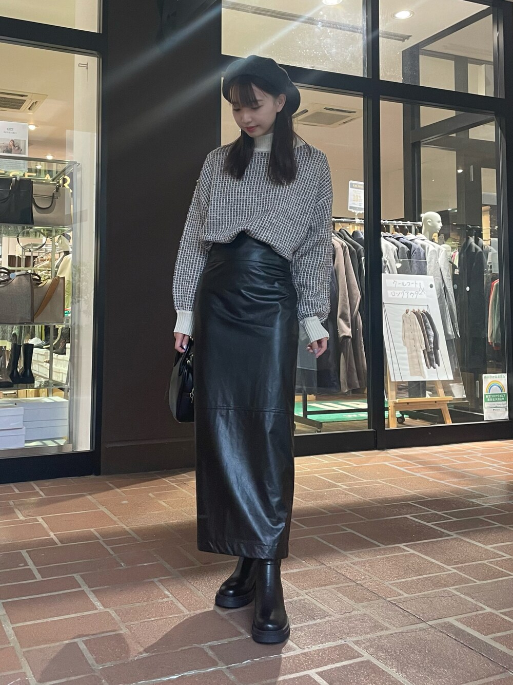 「冬コーデ、クリスマスに着たい服、モード、タイトスカート、ロングスカート、ニット、スクエアトゥ、ミニバッグ、ショートブーツ、ベレー帽、高身長女子、大人カジュアル」｜「ITEMS URBANRESEARCHのトラックソールストレッチブーツ（ブーツ、ブラック系）」を使った、mokaさん（レディース・165cm）の秋コーディネートの1枚目の写真