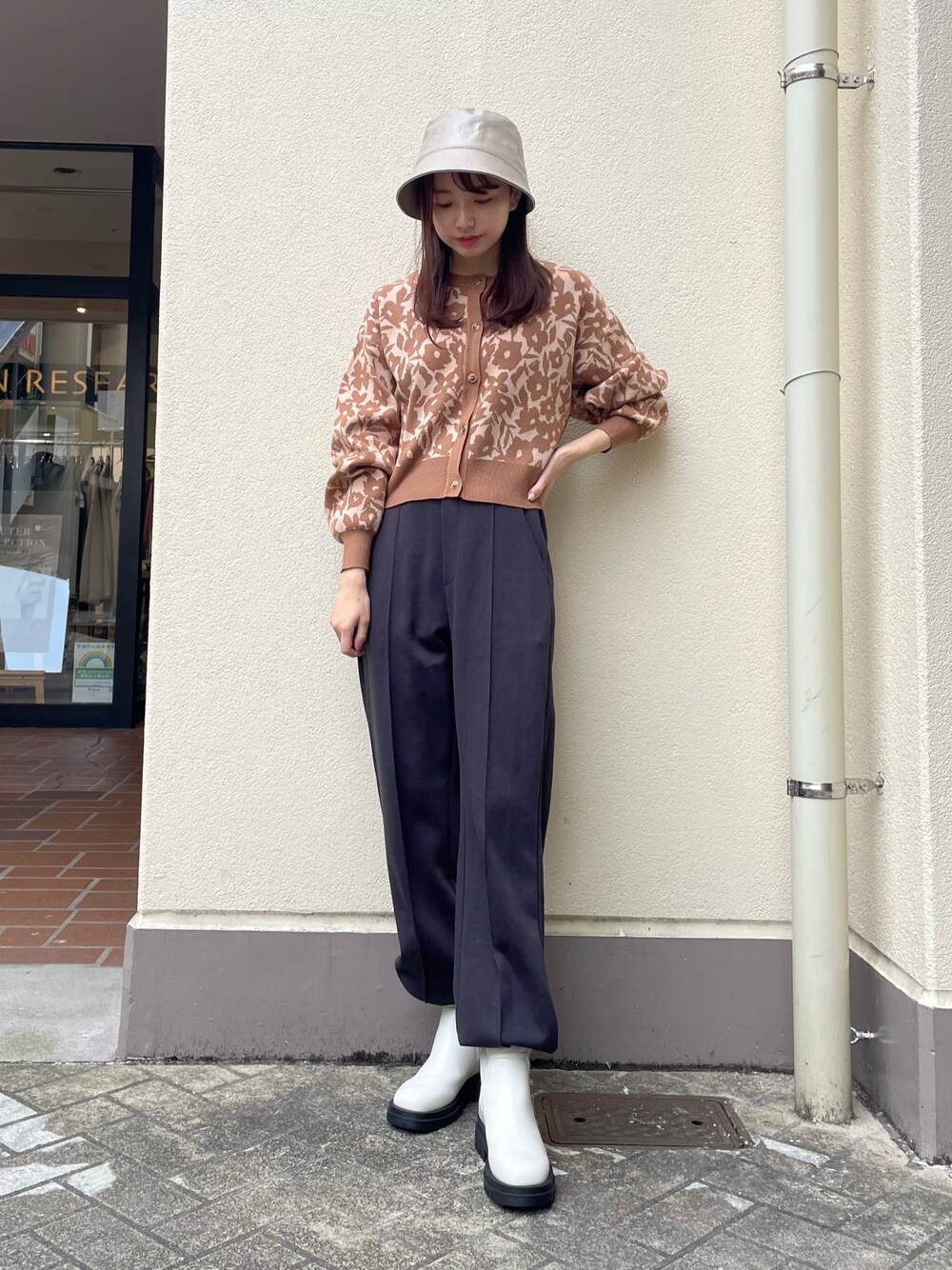「スウェットパンツ、カーディガン、ショートブーツ、休日スタイル、厚底シューズ、バケットハット、ラフコーデ、ショート丈トップス、韓国ファッション、秋ルック紹介するよ、ニット」｜「ITEMS URBANRESEARCHのトラックソールストレッチブーツ（ブーツ、ホワイト系）」を使った、mokaさん（レディース・165cm）の秋コーディネートの1枚目の写真