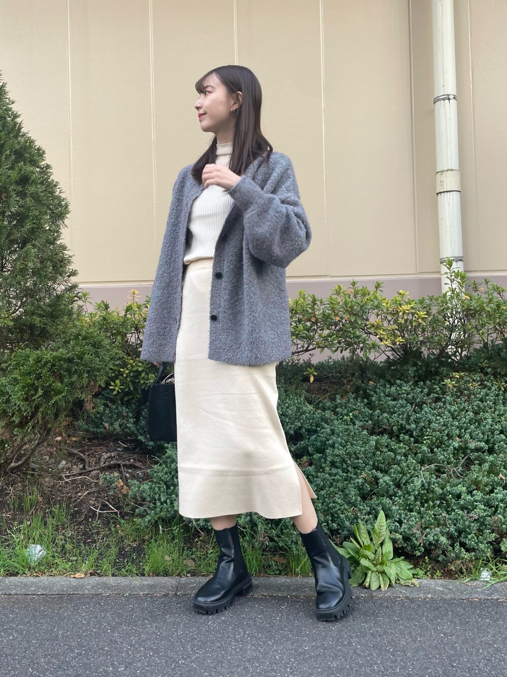 「カーディガン、ニット、冬コーデ、レイヤードスタイル、休日スタイル、ゆるコーデ、クリスマスに着たい服」｜「ITEMS URBANRESEARCHの2WAYブークレカーディガン（カーディガン/ボレロ、ブルー系）」を使った、mokaさん（レディース・165cm）の冬コーディネートの1枚目の写真