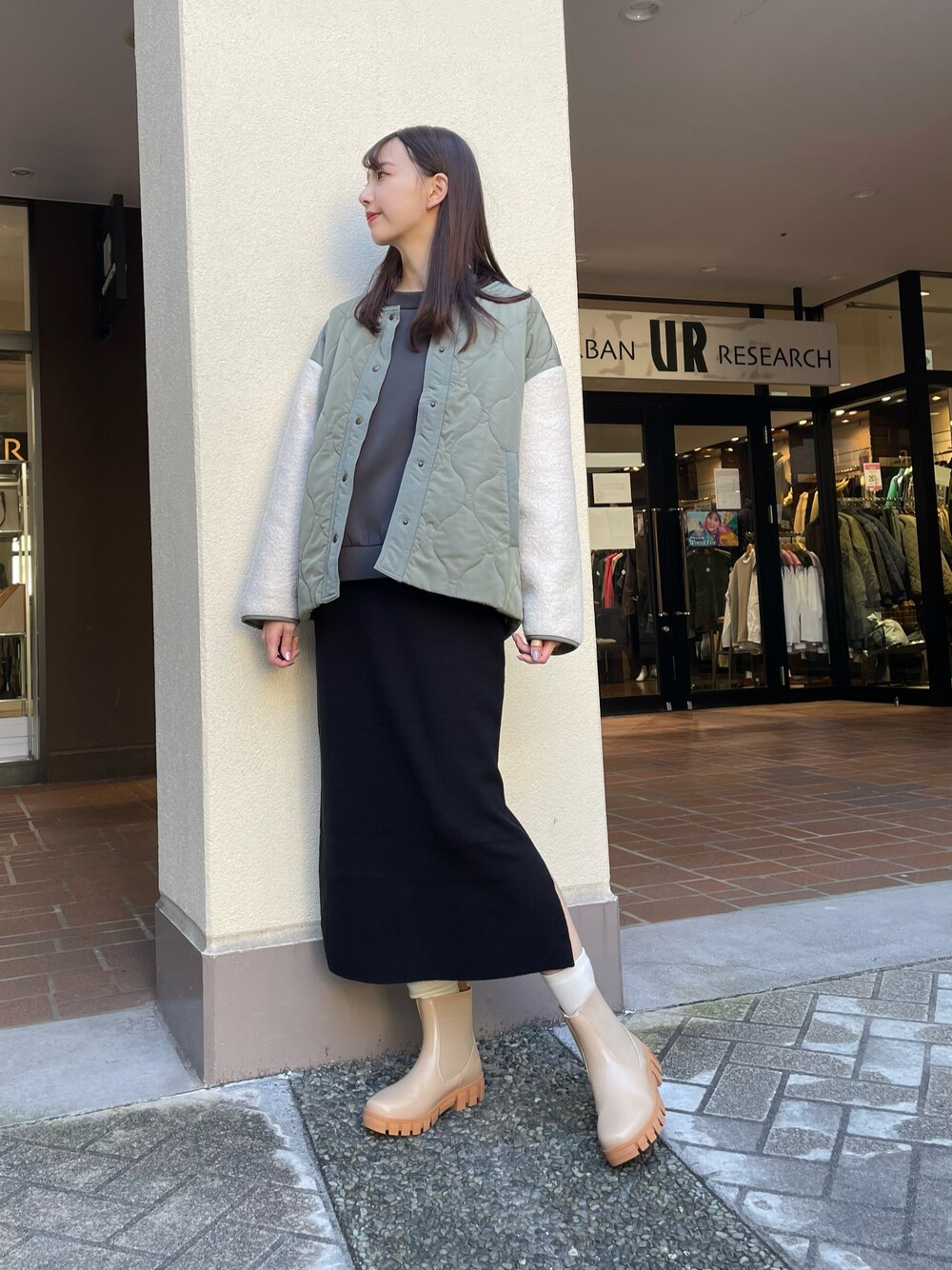 「タイトスカート、冬コーデ、大人カジュアル、休日スタイル、厚底シューズ、きれいめカジュアル、キルティングジャケット、シンプルスタイル、マイベストコーデ2022」｜「URBAN RESEARCH Sonny Labelのミラノリブニットスカート（スカート、ブラック系）」を使った、mokaさん（レディース・165cm）の冬コーディネートの1枚目の写真