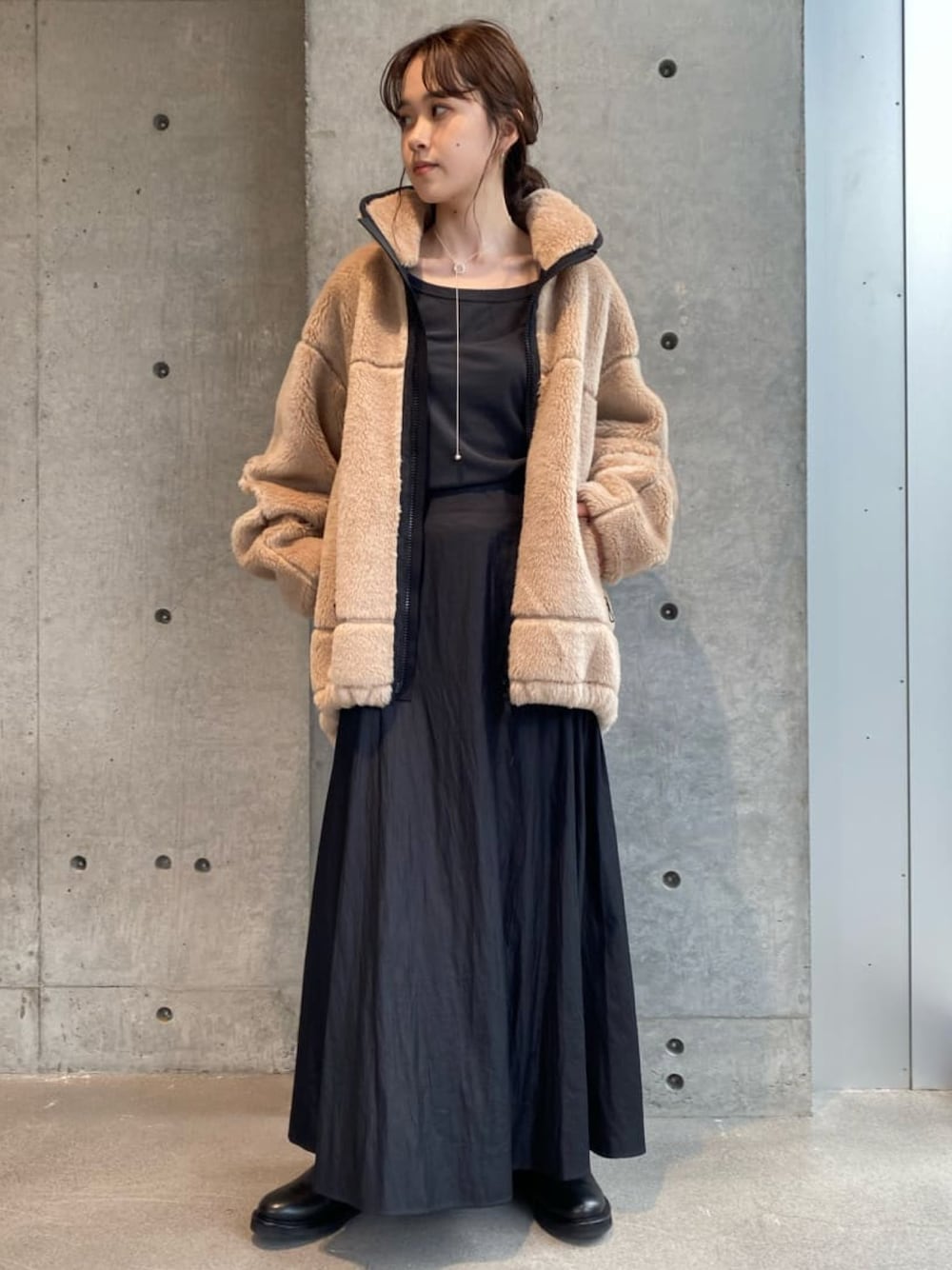 「大人カジュアル、カオス、ボア、ボアブルゾン、ボアジャケット、カジュアルコーデ、大人コーデ、ゆったりコーデ、ロングスカート、ブーツ、ブーツスタイル」｜「Chaosのビジューフレアースカート（スカート、ブラック系）」を使った、chaos_mihoさん（レディース・162cm）の秋コーディネートの1枚目の写真