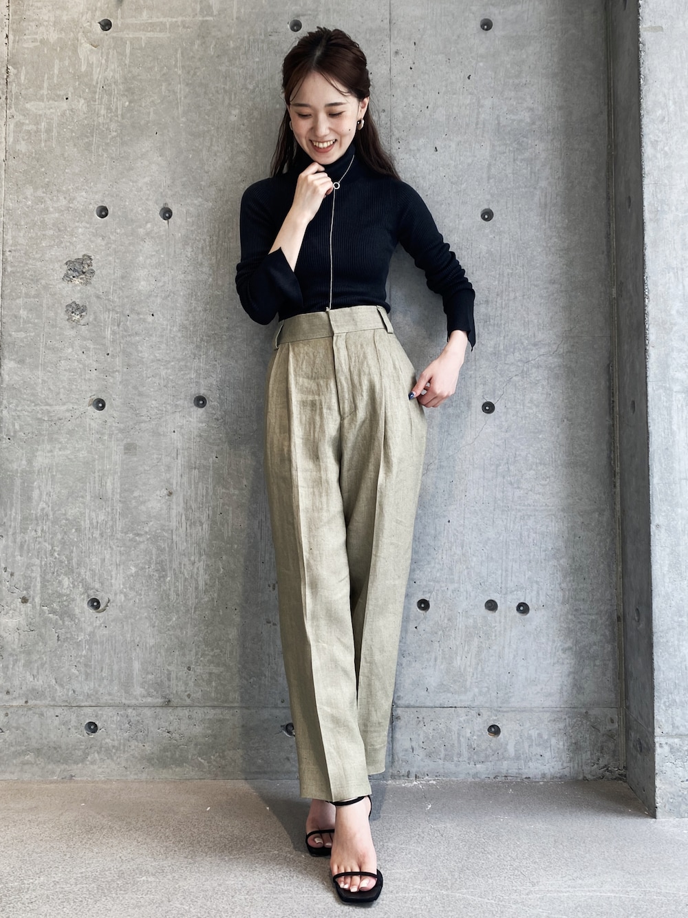 「秋コーデ、シンプルコーデ、お洒落さんとつながりたい、サンダル、オトナ女子、秋服準備はじめました、タートルネック、ハイウエストパンツ、オトナカジュアル」｜「Chaosのザーセリベタックパンツ（パンツ、ベージュ系）」を使った、chaos_mihoさん（レディース・162cm）の夏コーディネートの1枚目の写真