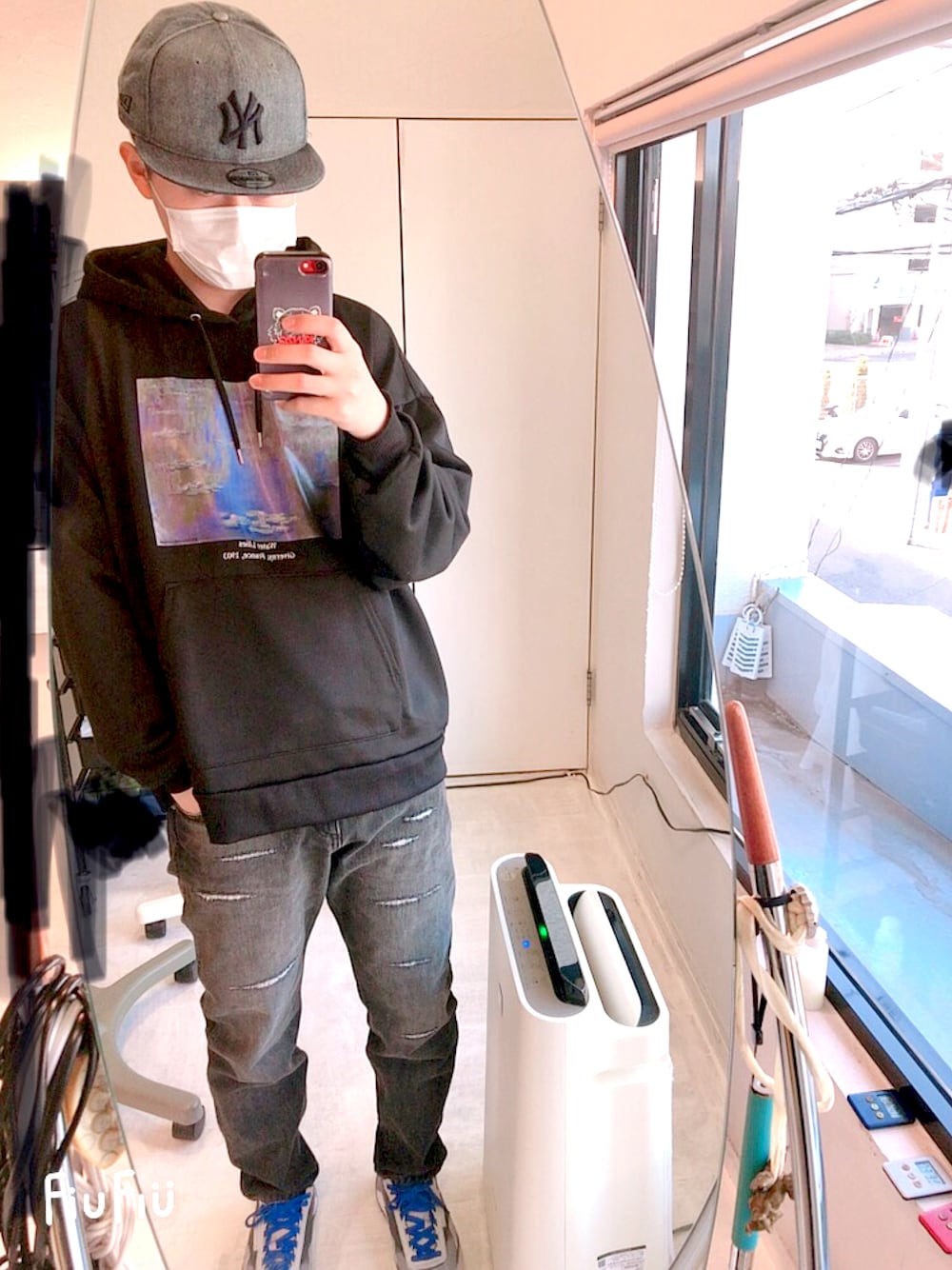 「お洒落さんとつながりたい、ブラック、春コーデ、ストリートMIX、ワントーンコーデ、スニーカー、ファッションの力を信じよう、モノトーン、白スニーカー、冬のコーデ、韓国ファッション」｜「EMMA CLOTHESのクオリティーブライト裏毛オーバーサイズスウェットパーカー/転写プリント(EMMA CLOTHES)（パーカー、ブラック系）」を使った、ゆうさん（メンズ・178cm）の冬コーディネートの1枚目の写真
