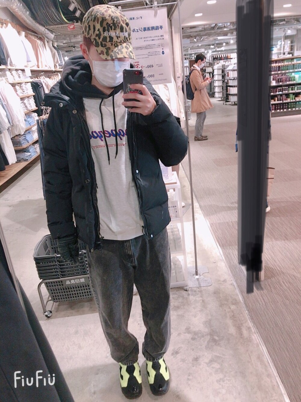 「シンプルコーデ、メンズコーデ、スニーカー、ootd、ストリートコーデ、キャップ、モノトーン、ブラック、カジュアル、スニーカーコーデ、ファッションの力を信じよう、デニム、韓国ファッション、美容師」｜「CORPUS　SELECTの10oz ケミカルウォッシュ ワイドバギーデニムパンツ（デニムパンツ、ブラック系）」を使った、ゆうさん（メンズ・178cm）の冬コーディネートの1枚目の写真