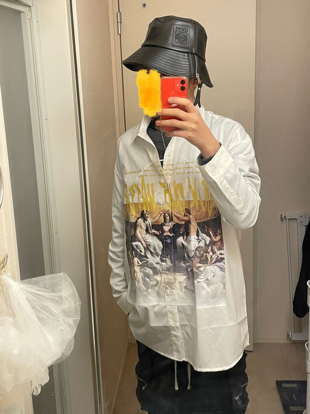 「シンプル、ストリートMIX、韓国ファッション、服好きな人と繋がりたい、ゆるコーデ、バケットハット、Danke schon、LOEWE、美容師、モノトーン、モノトーンコーデ、パンツスタイル、ストリート、きれいめカジュアル、モード」｜「LOEWEのアイテム（ハット、ブラック系）」を使った、ゆうさん（メンズ・178cm）の冬コーディネートの1枚目の写真