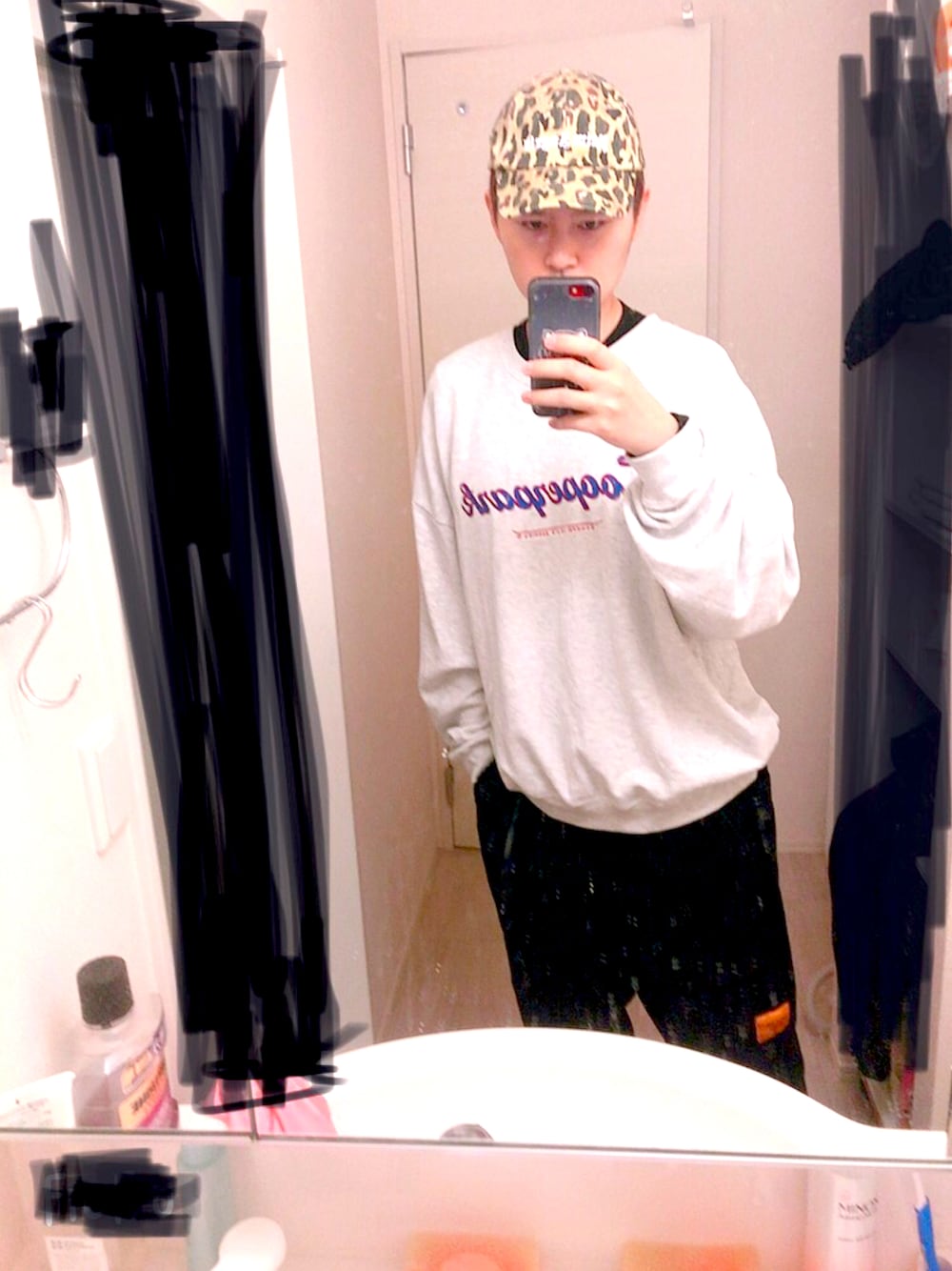 「おしゃれさんと繋がりたい、ゆるコーデ、ビッグシルエット、ワイドパンツ、ストリート、カラーパンツ、パーカーコーデ、ビックシルエット、韓国ファッション、PALM ANGELS、スケータースタイル、美容師」｜「aimohaの【aimoha Men's 2021 秋冬新作】コーデュロイワイドカーゴパンツ（カーゴパンツ、ブラック系）」を使った、ゆうさん（メンズ・178cm）の冬コーディネートの1枚目の写真