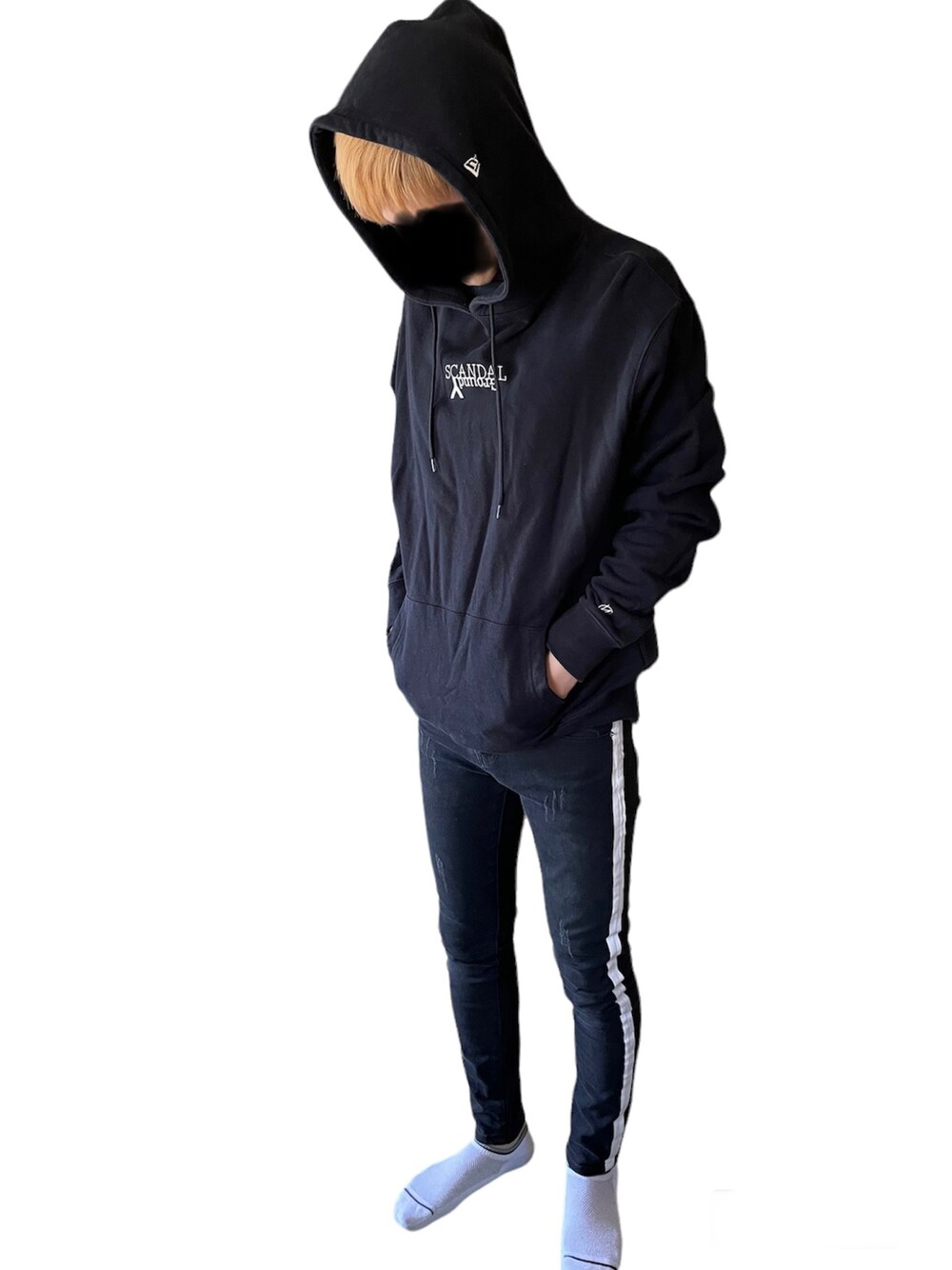 「GROUND Y、ラインパンツ、パーカー、黒、AMIRI、スキニーデニム、スキニー、NEWERA、ストリートコーデ、ストリート、美容師、韓国ファッション、靴下、きれいめカジュアル、yohjiyamamoto」｜「Ground Yのアイテム（パーカー、ブラック系）」を使った、ゆうさん（メンズ・178cm）の冬コーディネートの1枚目の写真